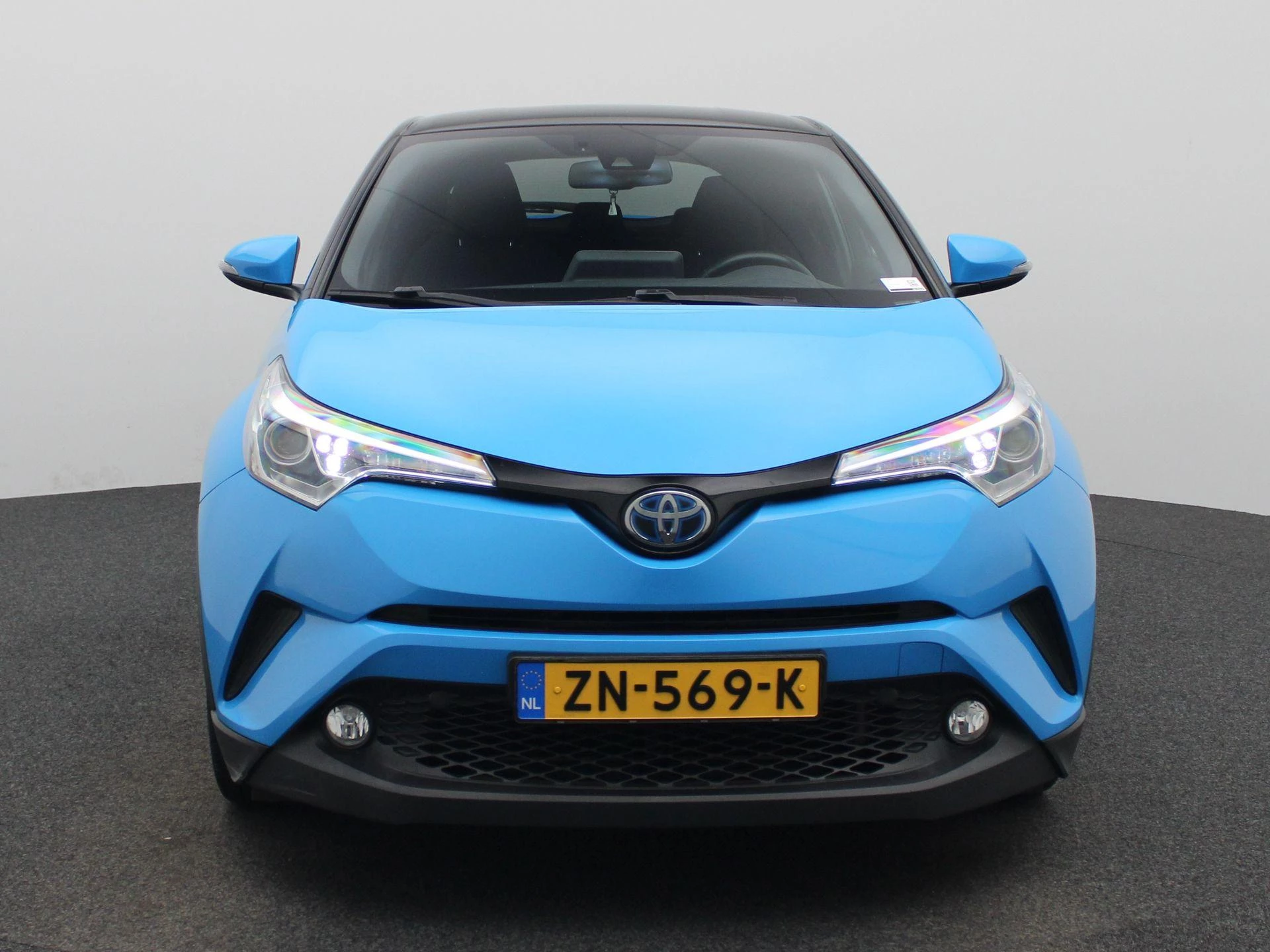 Toyota C-HR met kenteken 34100 – autofoto 4