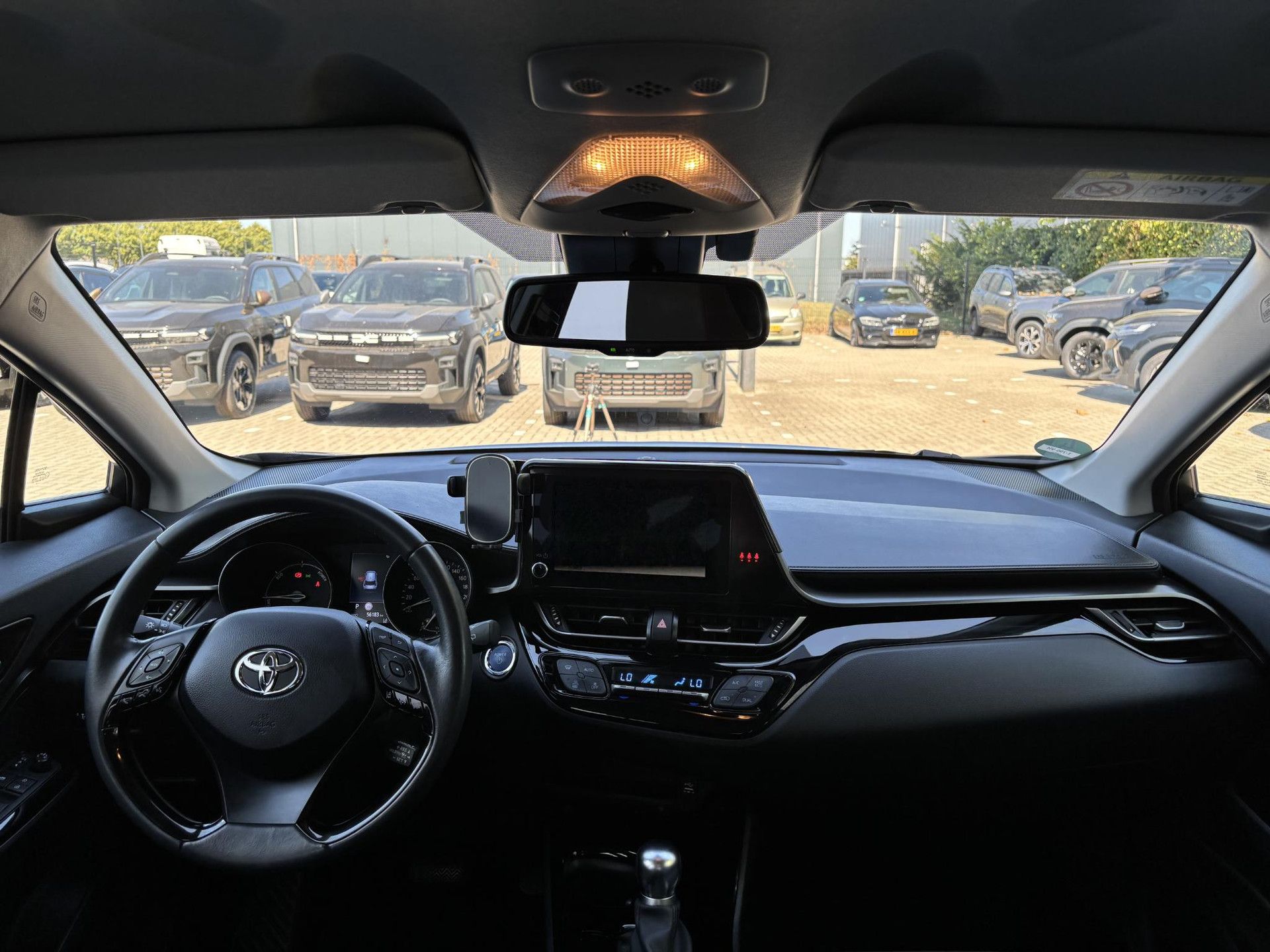 Toyota C-HR met kenteken T-790-VH – interieur