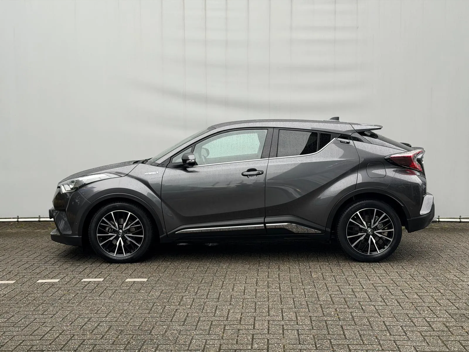 Toyota C-HR met kenteken TH-031-R – achteraanzicht