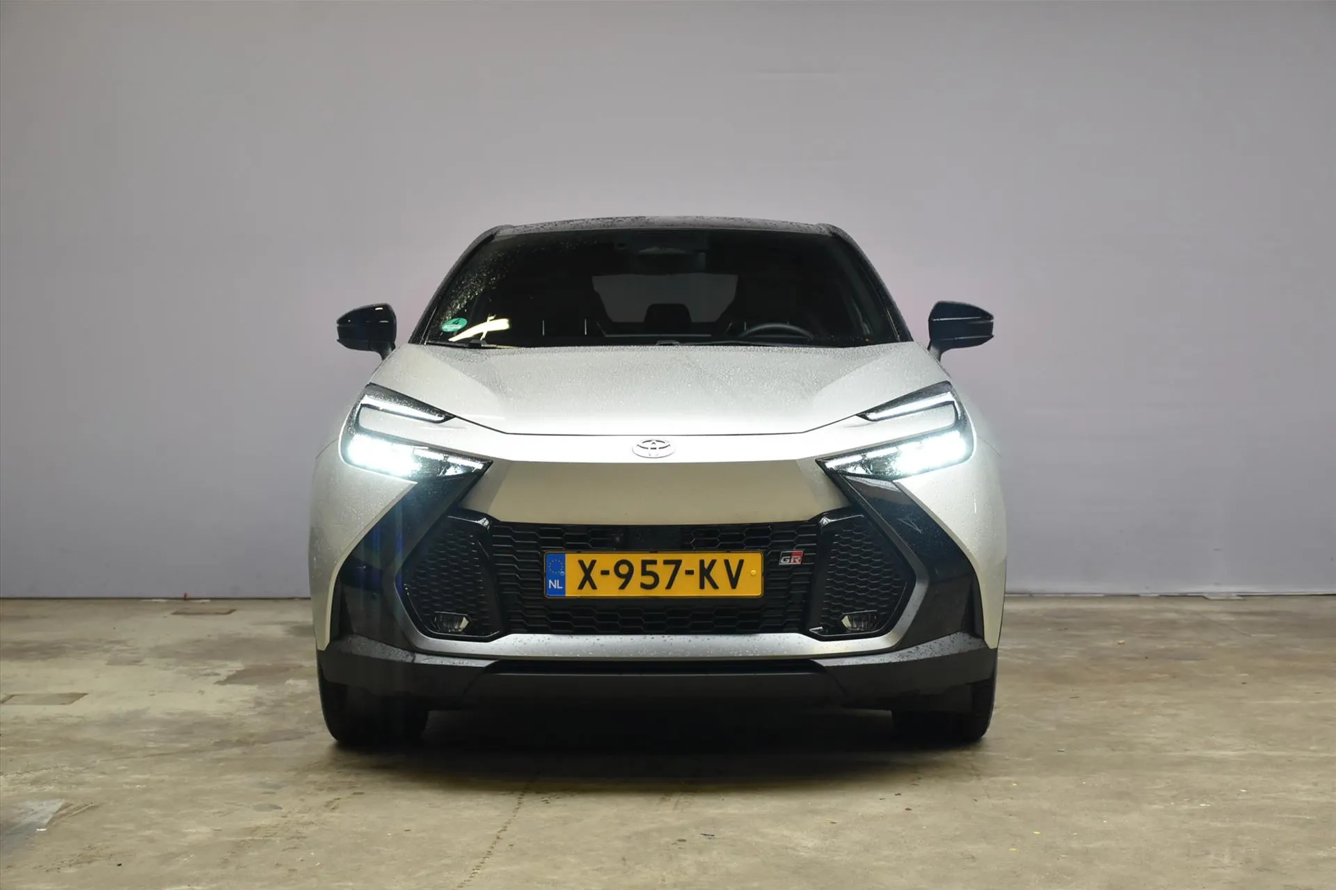 Toyota C-HR met kenteken X-957-KV – achteraanzicht