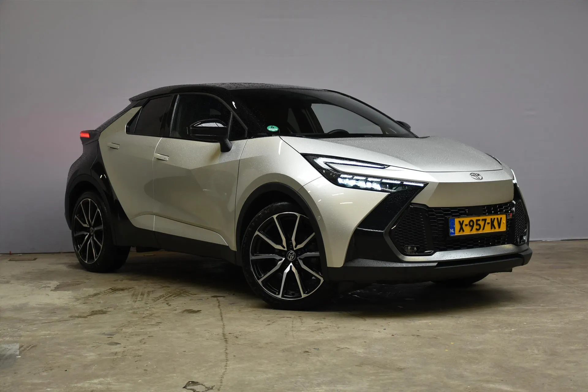 Toyota C-HR met kenteken X-957-KV – interieur