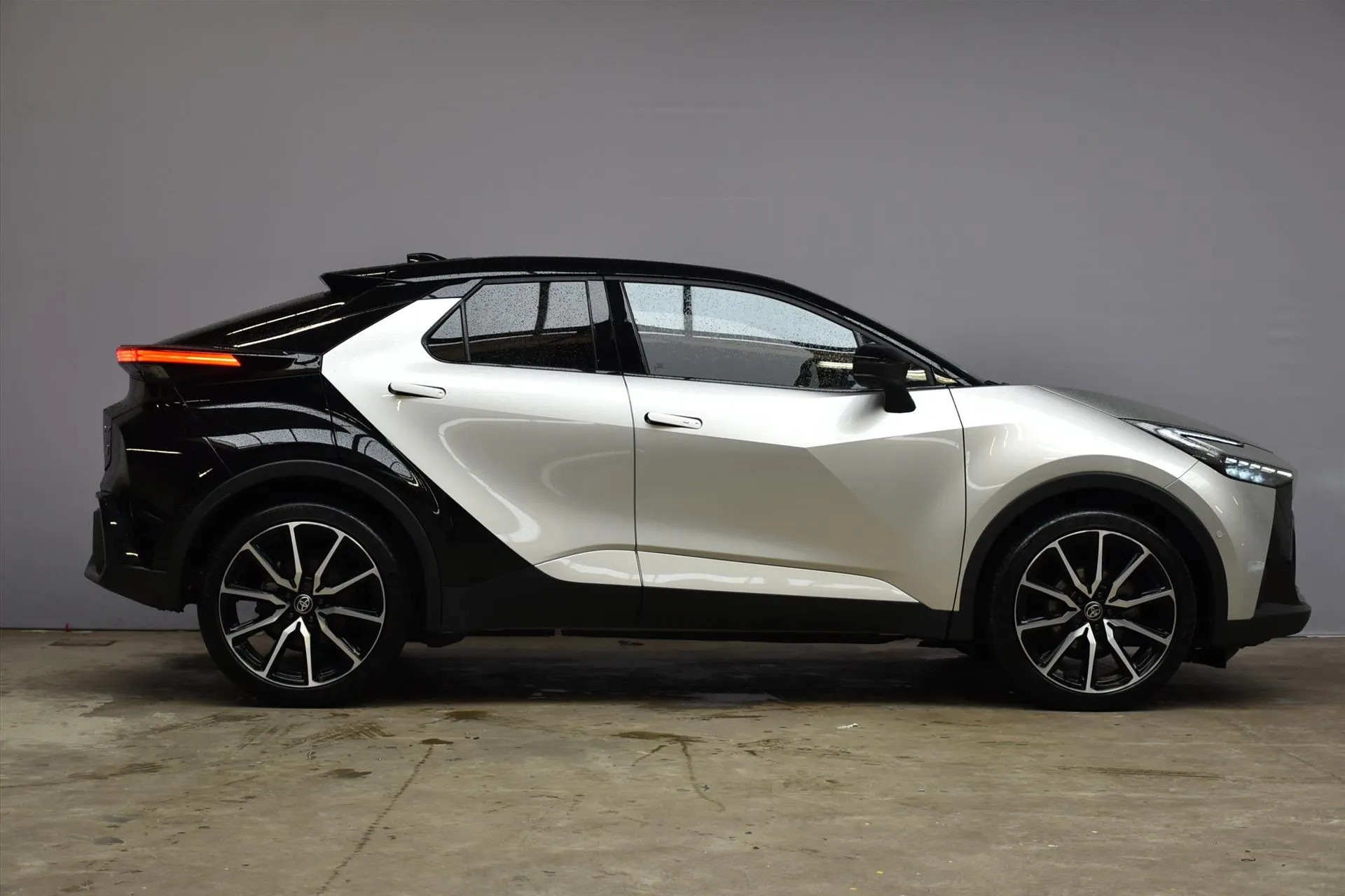 Toyota C-HR met kenteken X-957-KV – dashboard