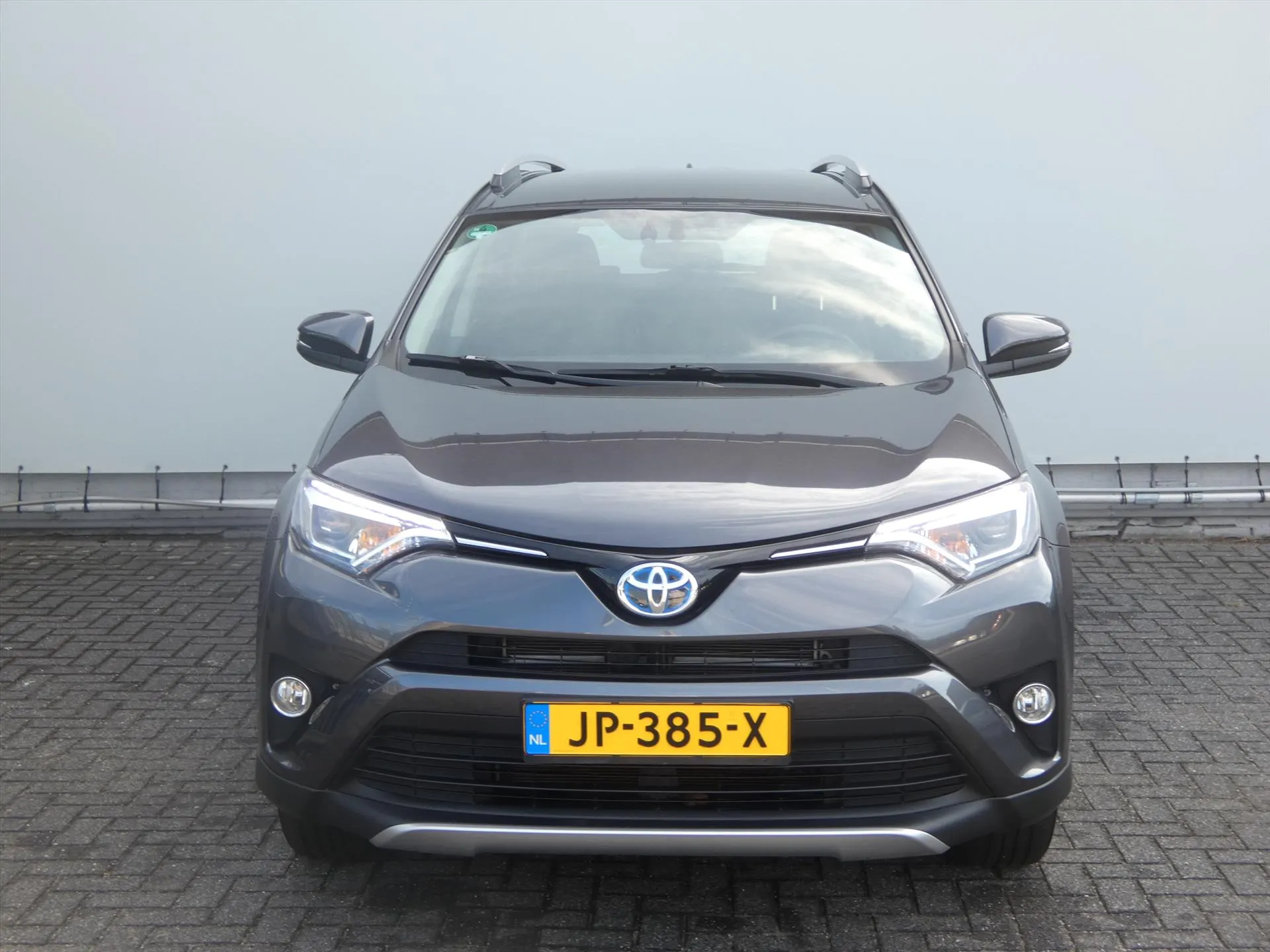 Toyota RAV4 met kenteken JP-385-X – achteraanzicht