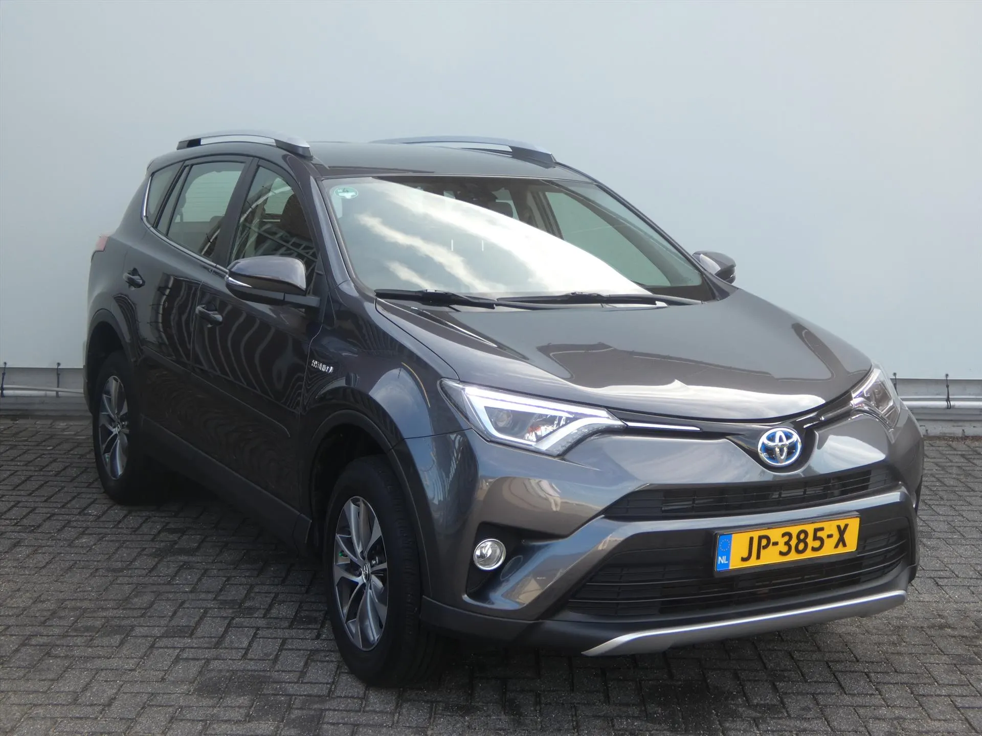 Toyota RAV4 met kenteken JP-385-X – interieur