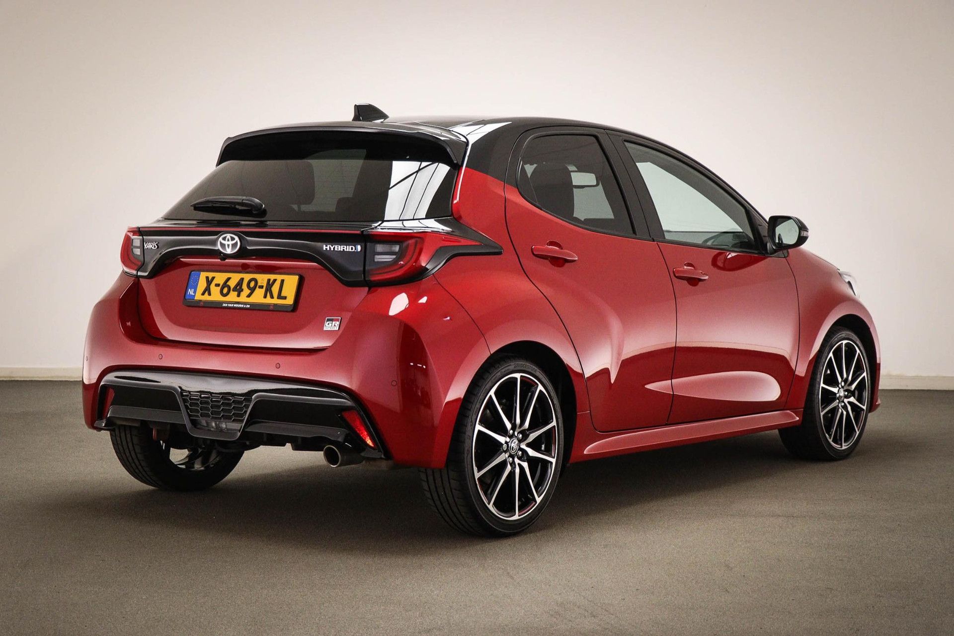 Toyota Yaris met kenteken X-649-KL – achteraanzicht