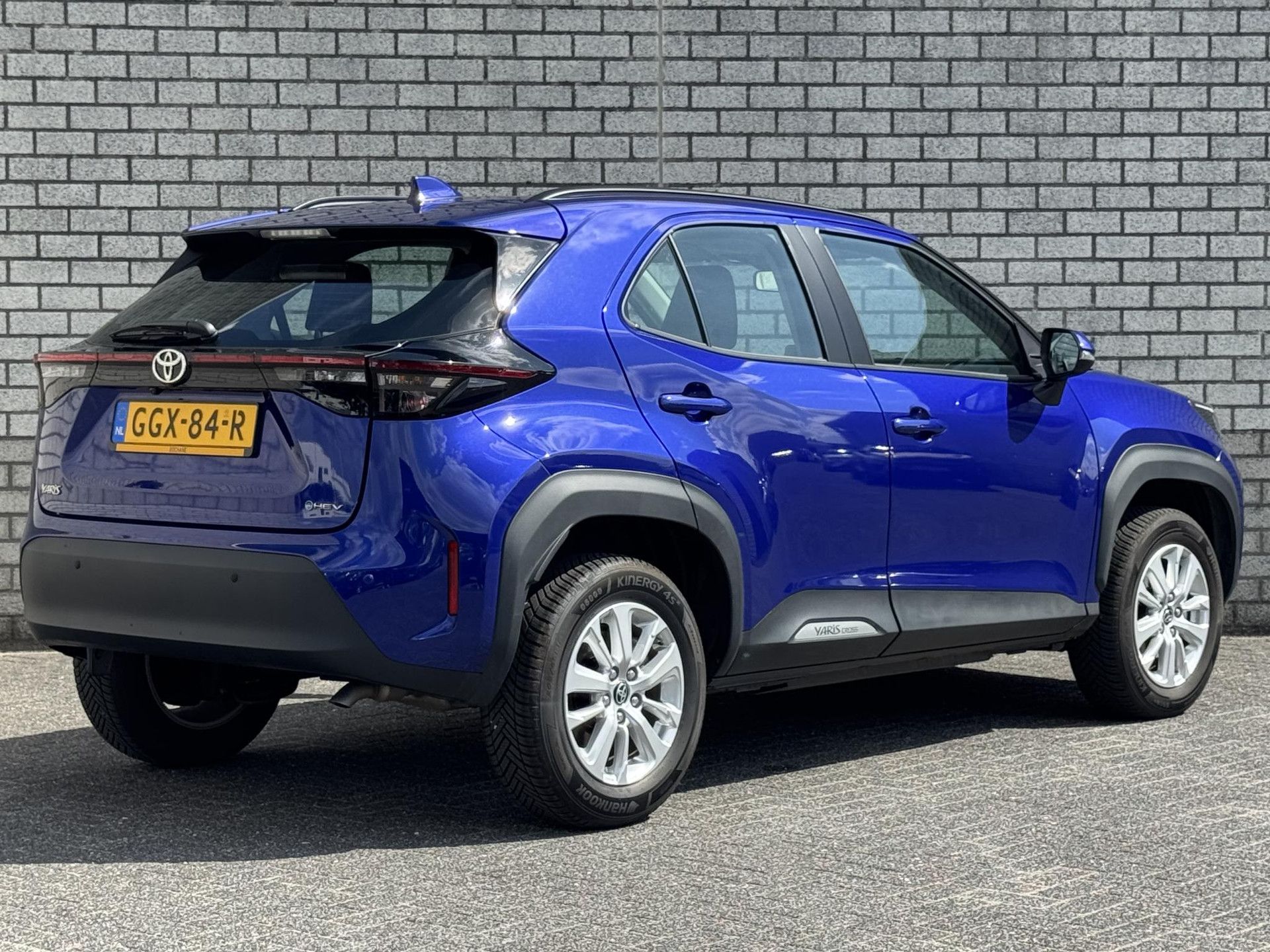 Toyota YarisCross met kenteken GGX-84-R – achteraanzicht