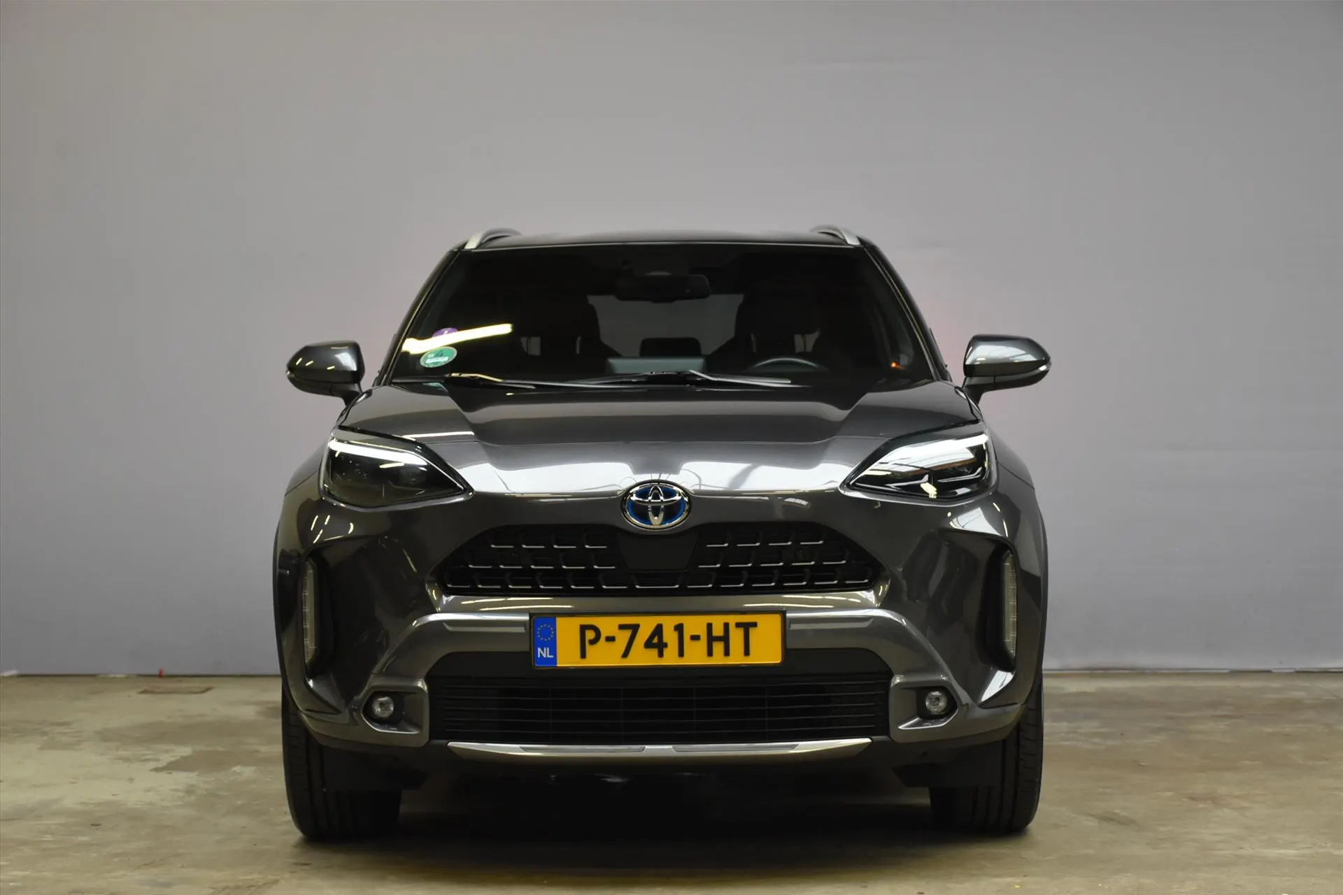 Toyota YarisCross met kenteken P-741-HT – achteraanzicht