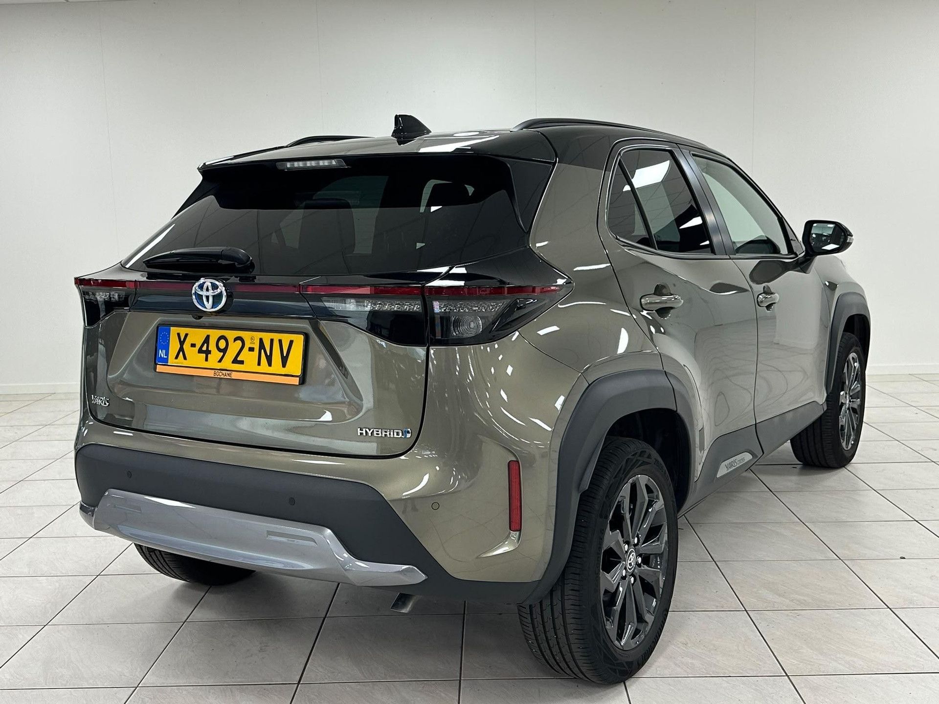 Toyota YarisCross met kenteken X-492-NV – achteraanzicht
