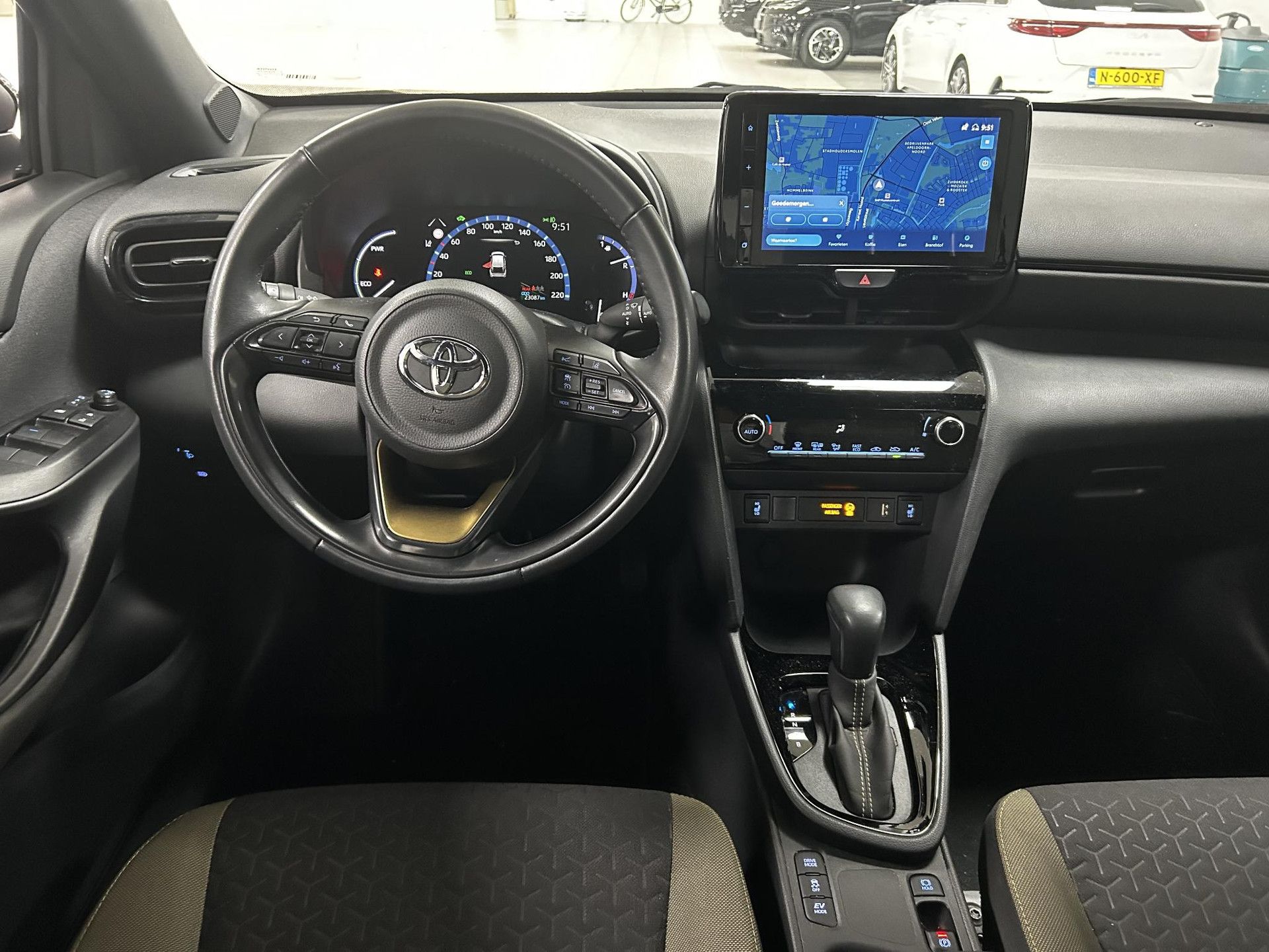 Toyota YarisCross met kenteken X-492-NV – interieur