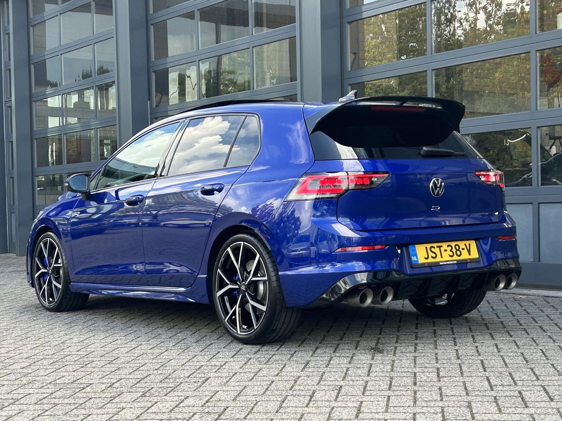 Volkswagen Golf met kenteken JST-38-V – achteraanzicht