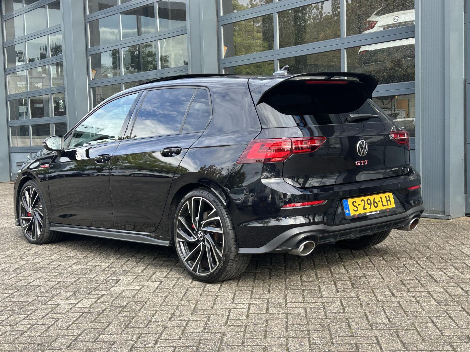 Volkswagen Golf met kenteken S-296-LH – achteraanzicht
