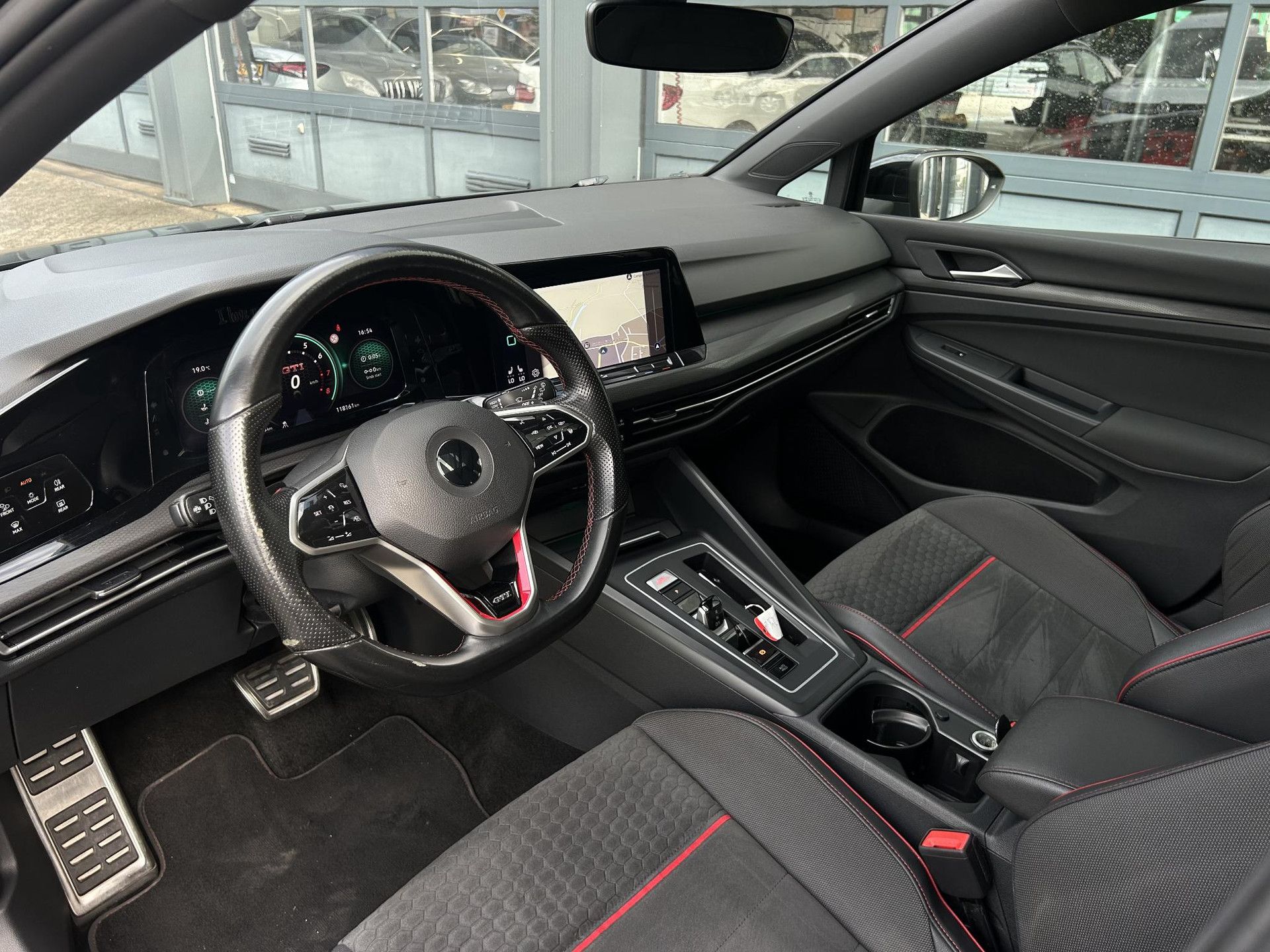 Volkswagen Golf met kenteken S-296-LH – interieur