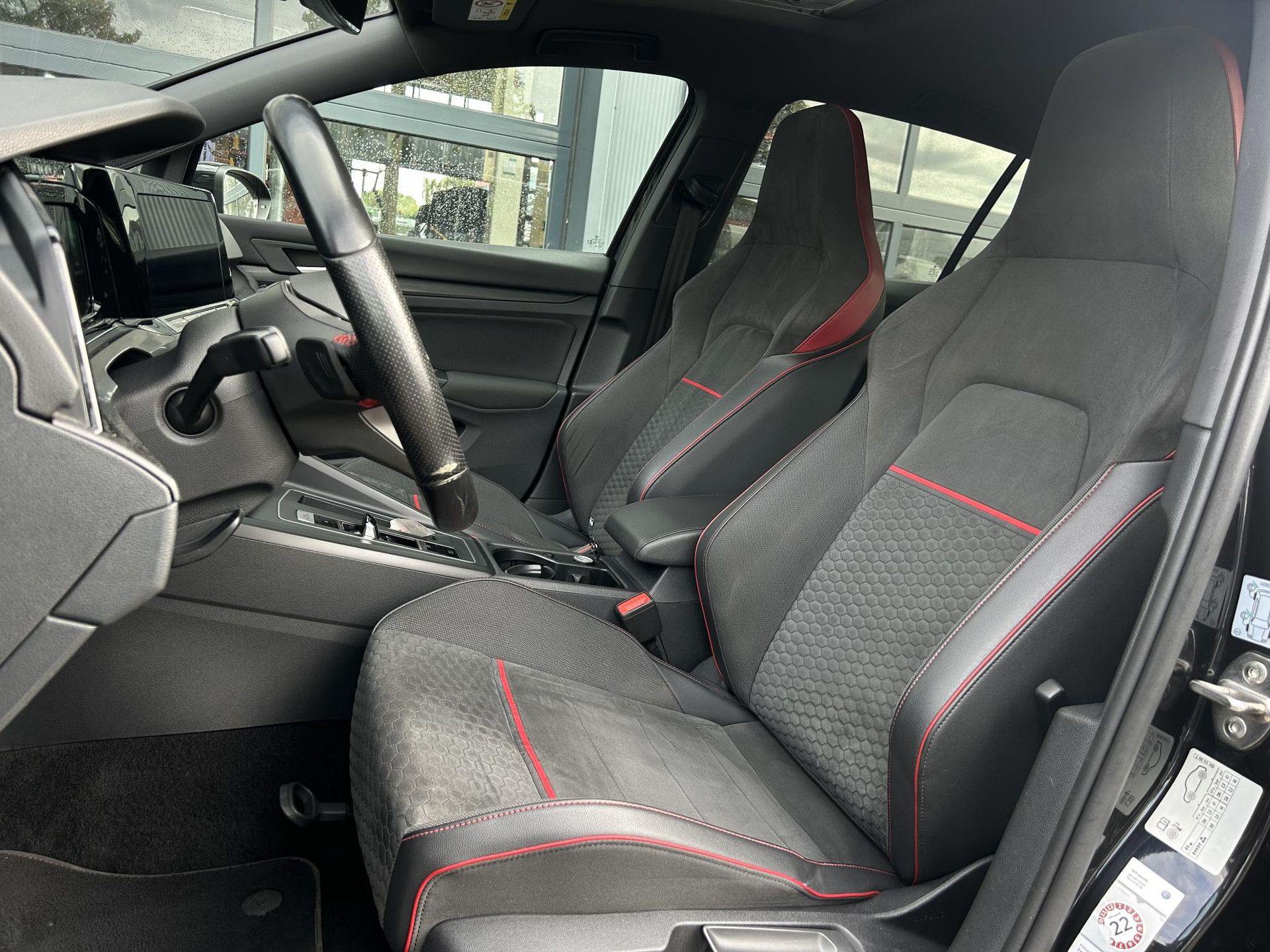 Volkswagen Golf met kenteken S-296-LH – dashboard