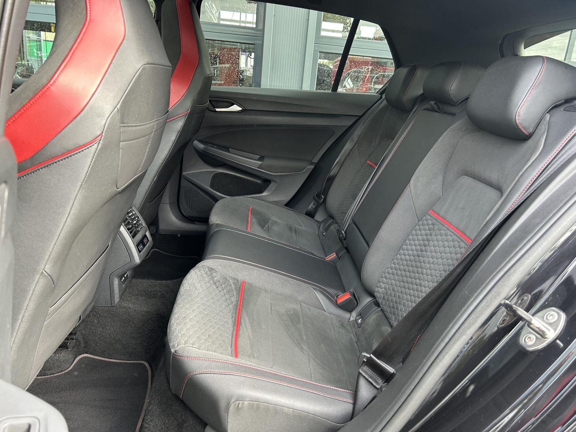 Volkswagen Golf met kenteken S-296-LH – detailfoto