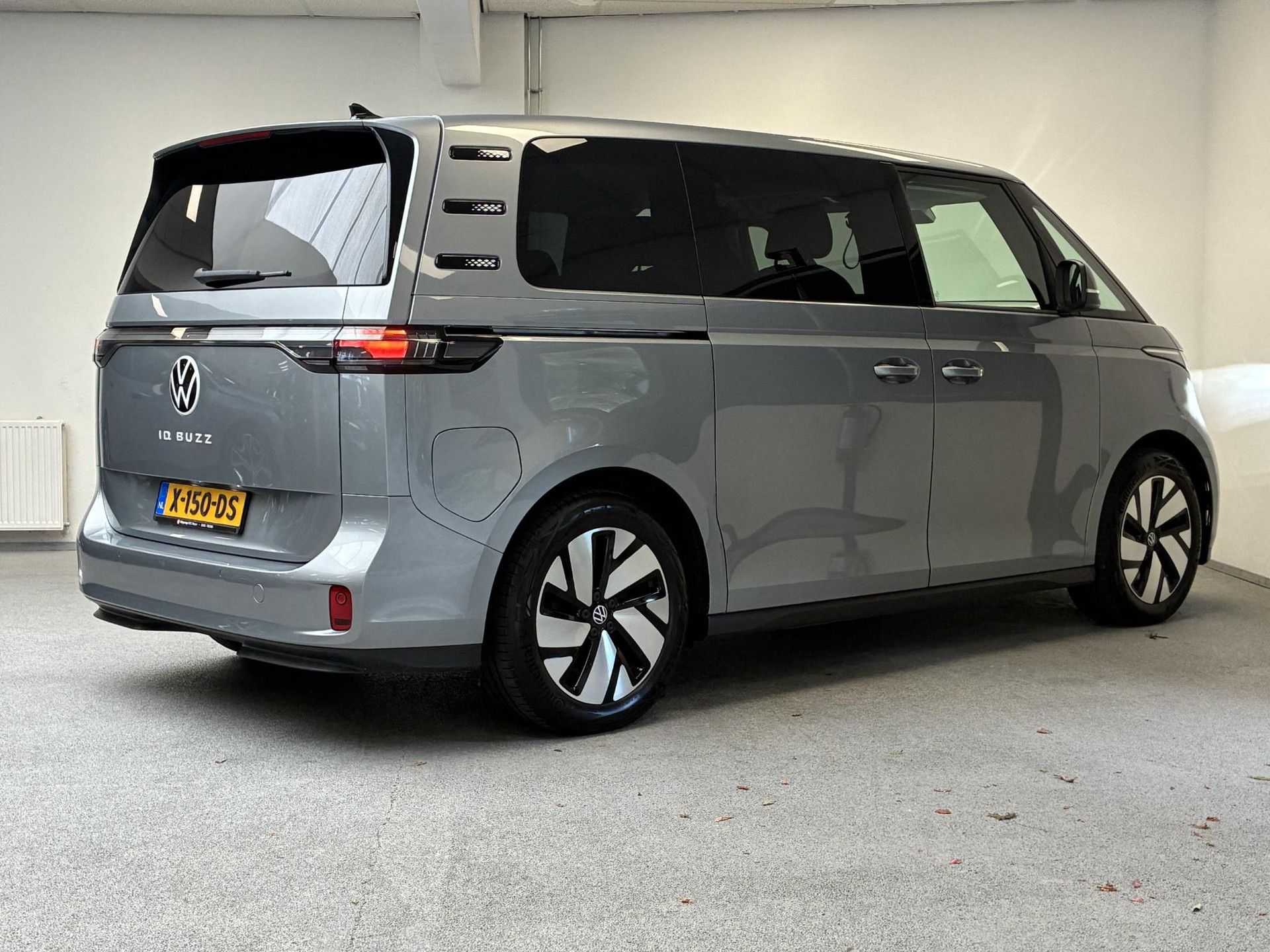 Volkswagen ID.Buzz met kenteken X-150-DS – achteraanzicht