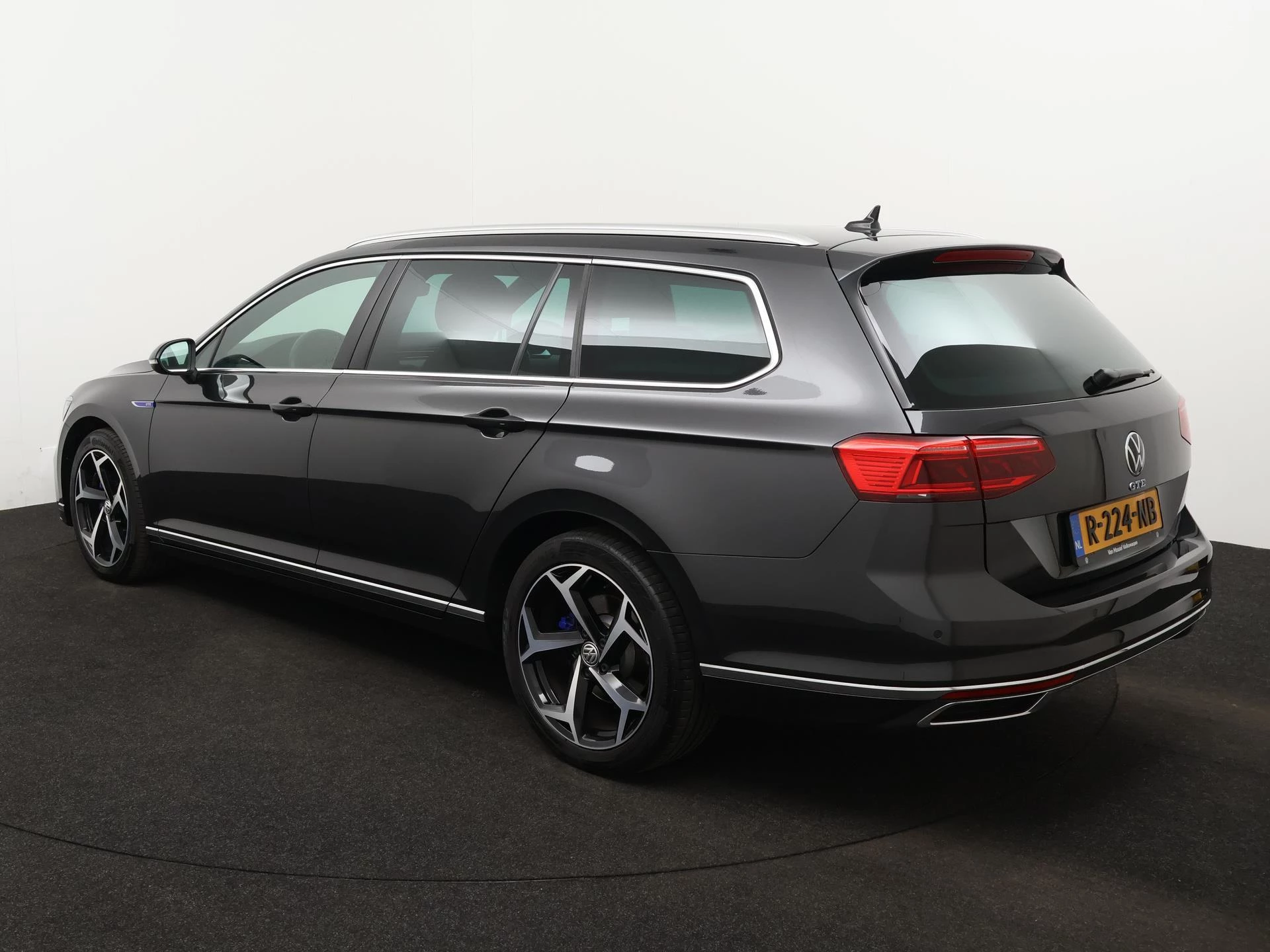 Volkswagen Passat met kenteken 12100 – autofoto 4