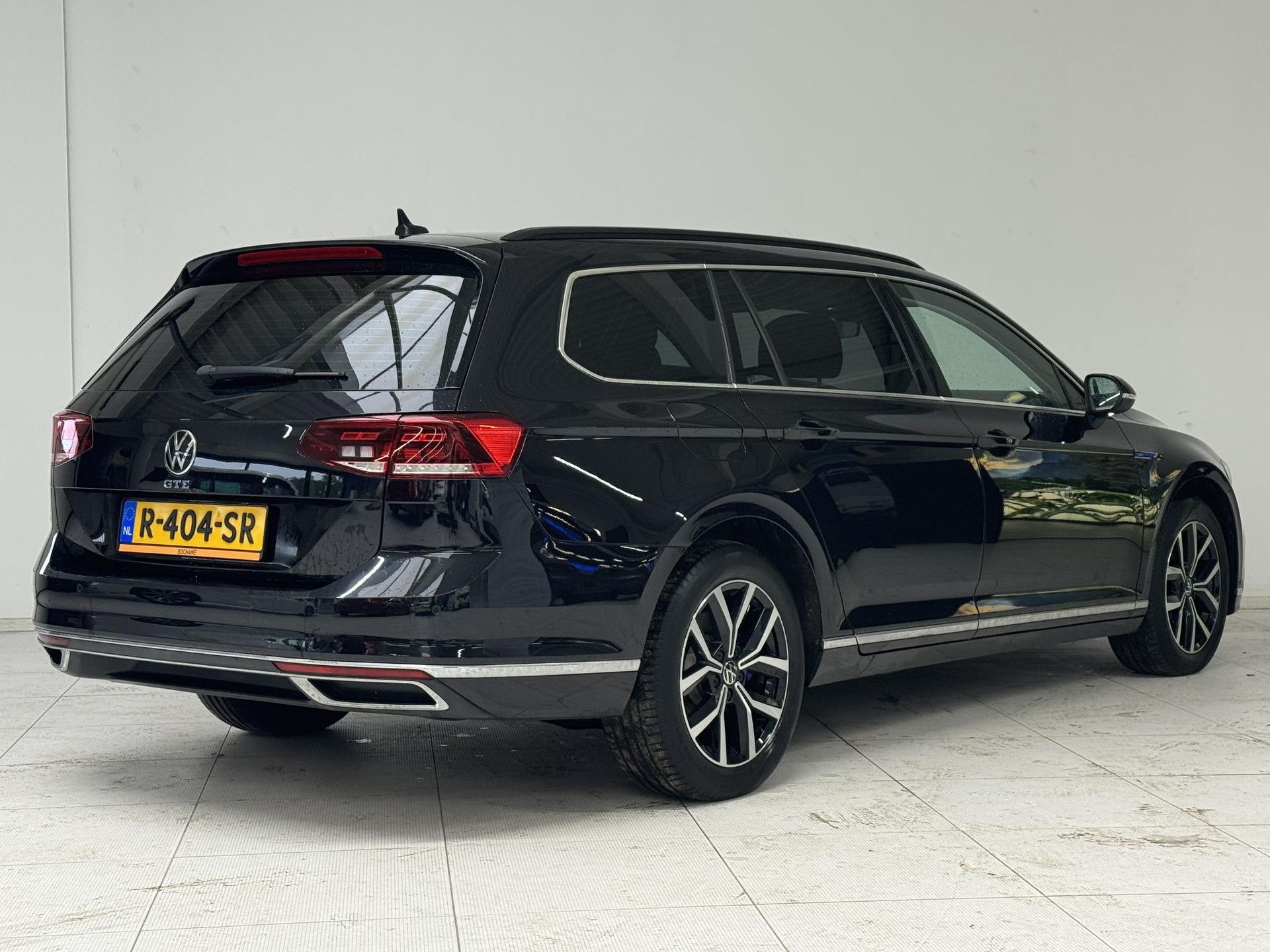 Volkswagen Passat met kenteken R-404-SR – achteraanzicht