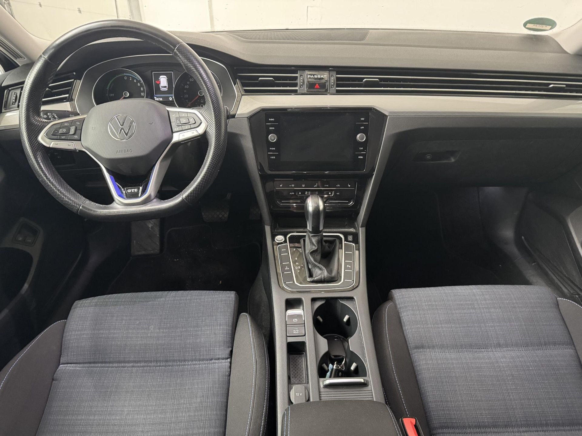 Volkswagen Passat met kenteken R-404-SR – interieur