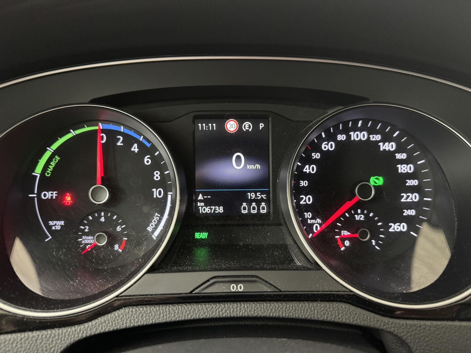 Volkswagen Passat met kenteken R-404-SR – dashboard