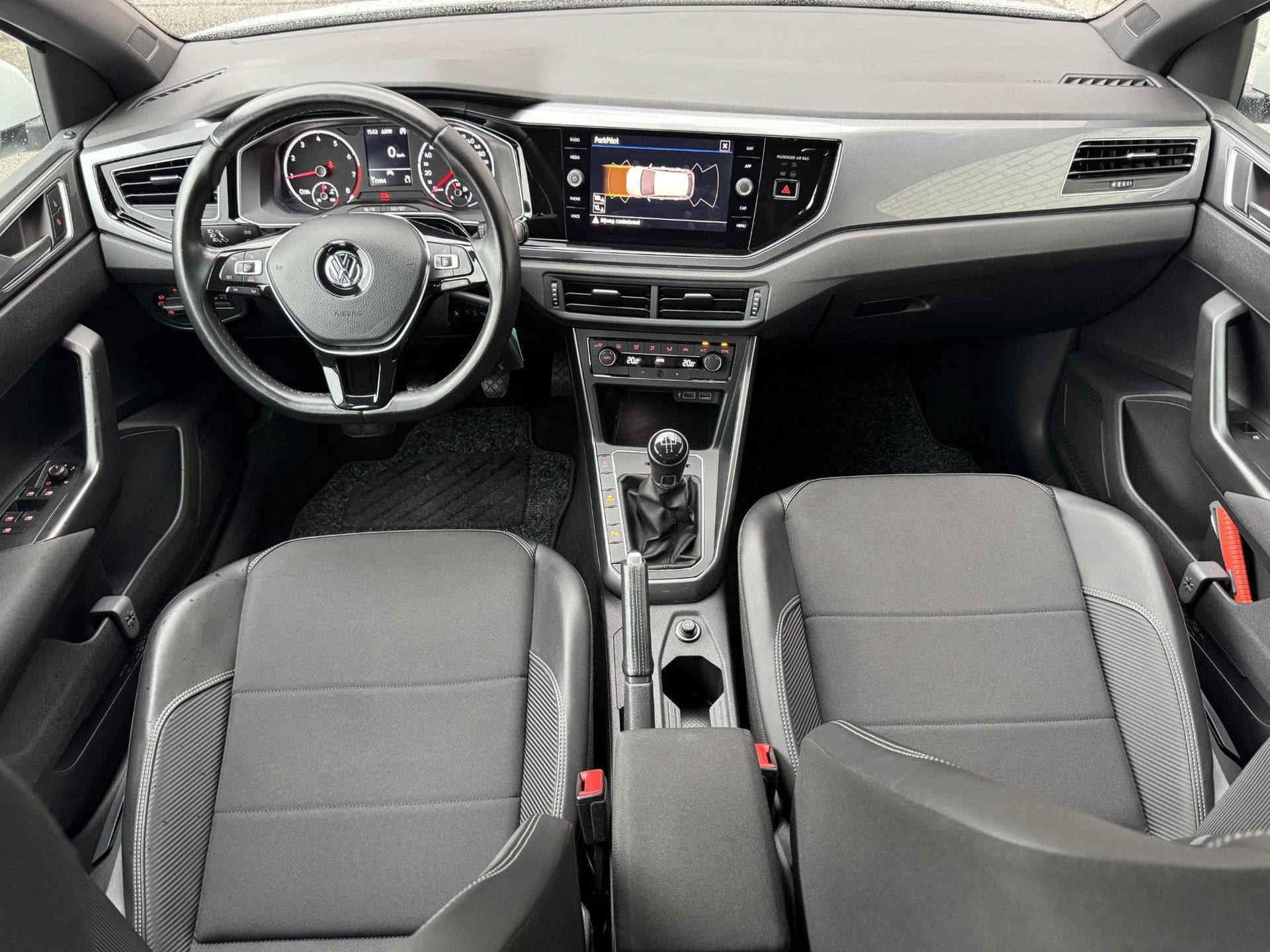 Volkswagen Polo met kenteken K-641-LS – interieur