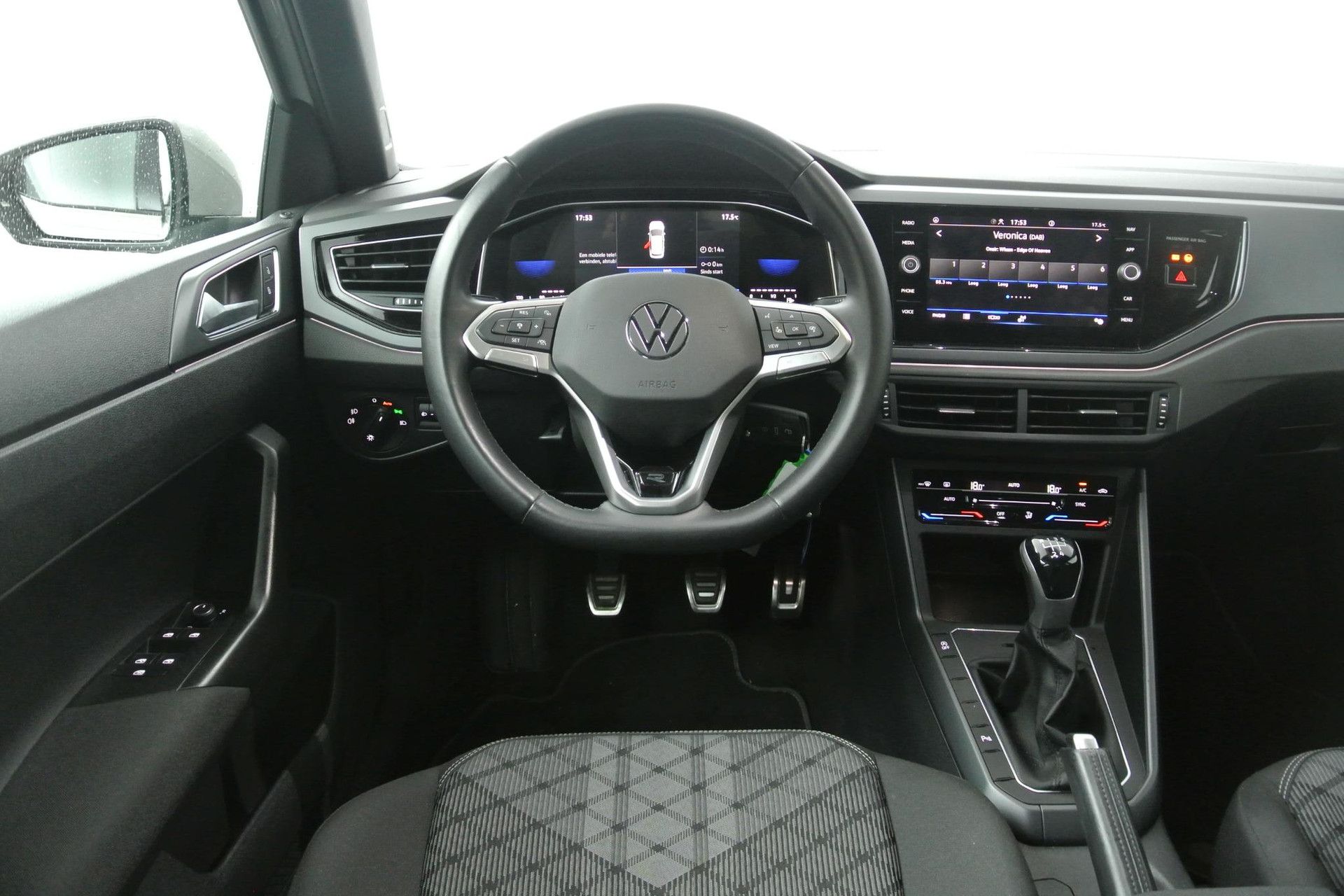 Volkswagen Polo met kenteken S-536-SN – interieur