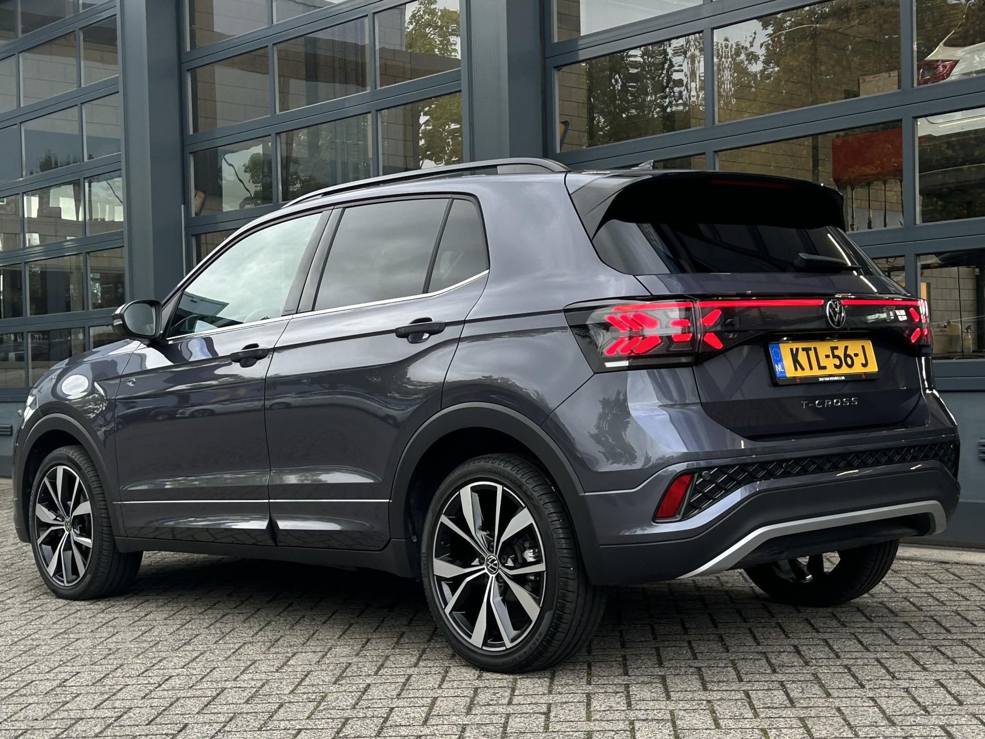 Volkswagen T-Cross met kenteken KTL-56-J – achteraanzicht