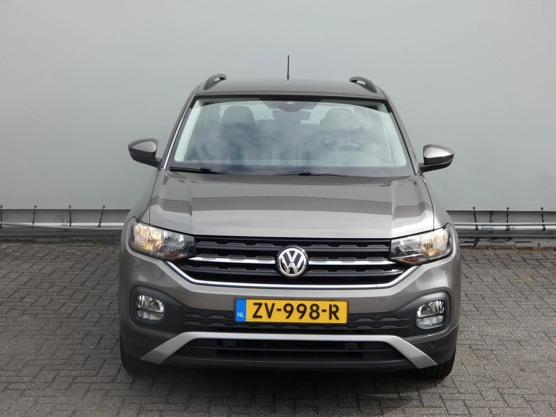 Volkswagen T-Cross met kenteken ZV-998-R – achteraanzicht