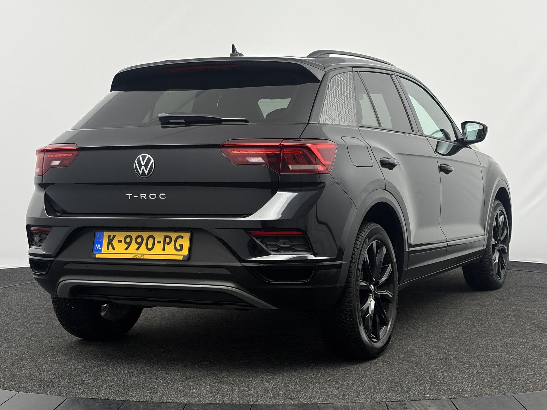 Volkswagen T-Roc met kenteken K-990-PG – achteraanzicht
