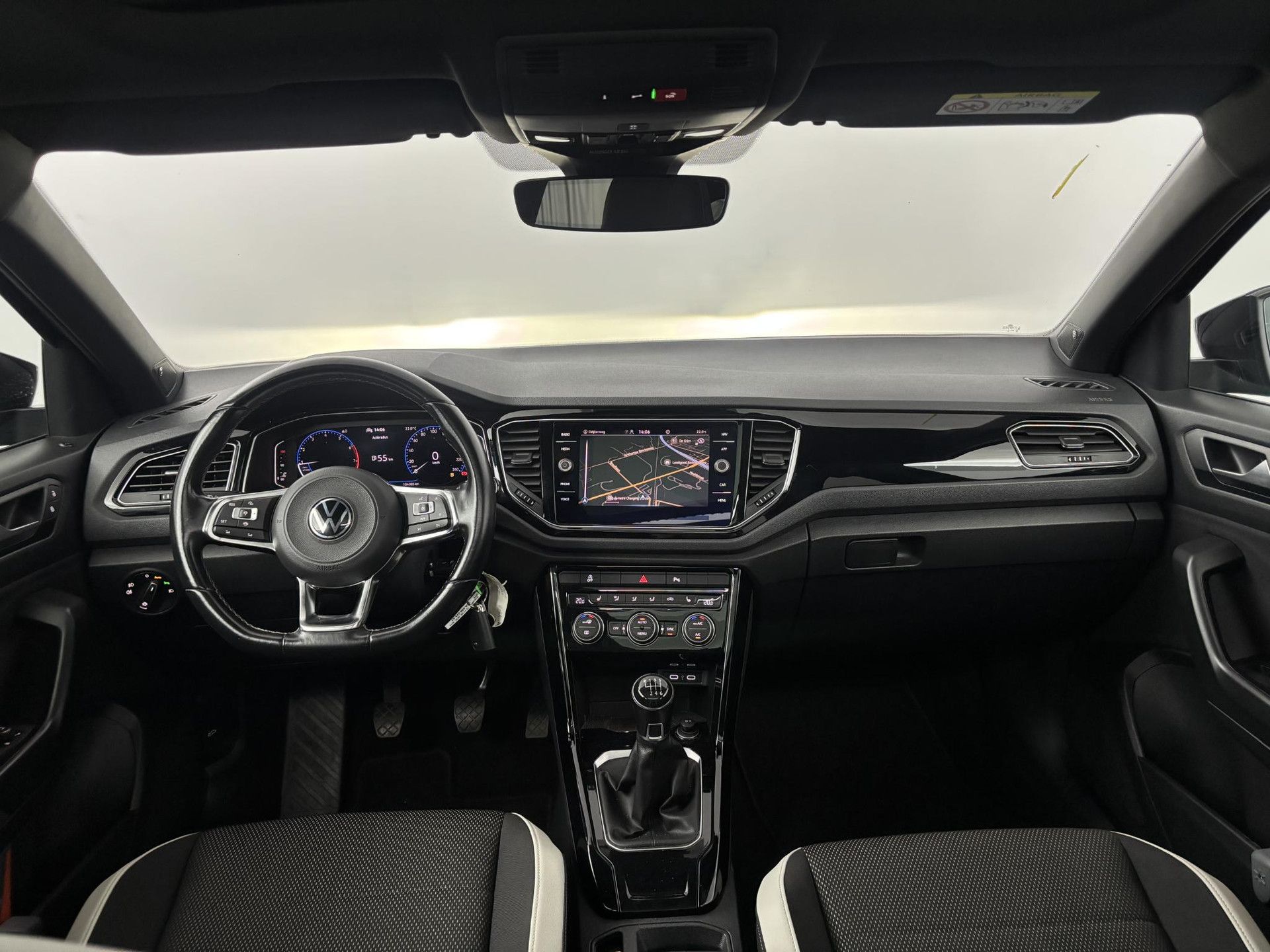 Volkswagen T-Roc met kenteken K-990-PG – interieur