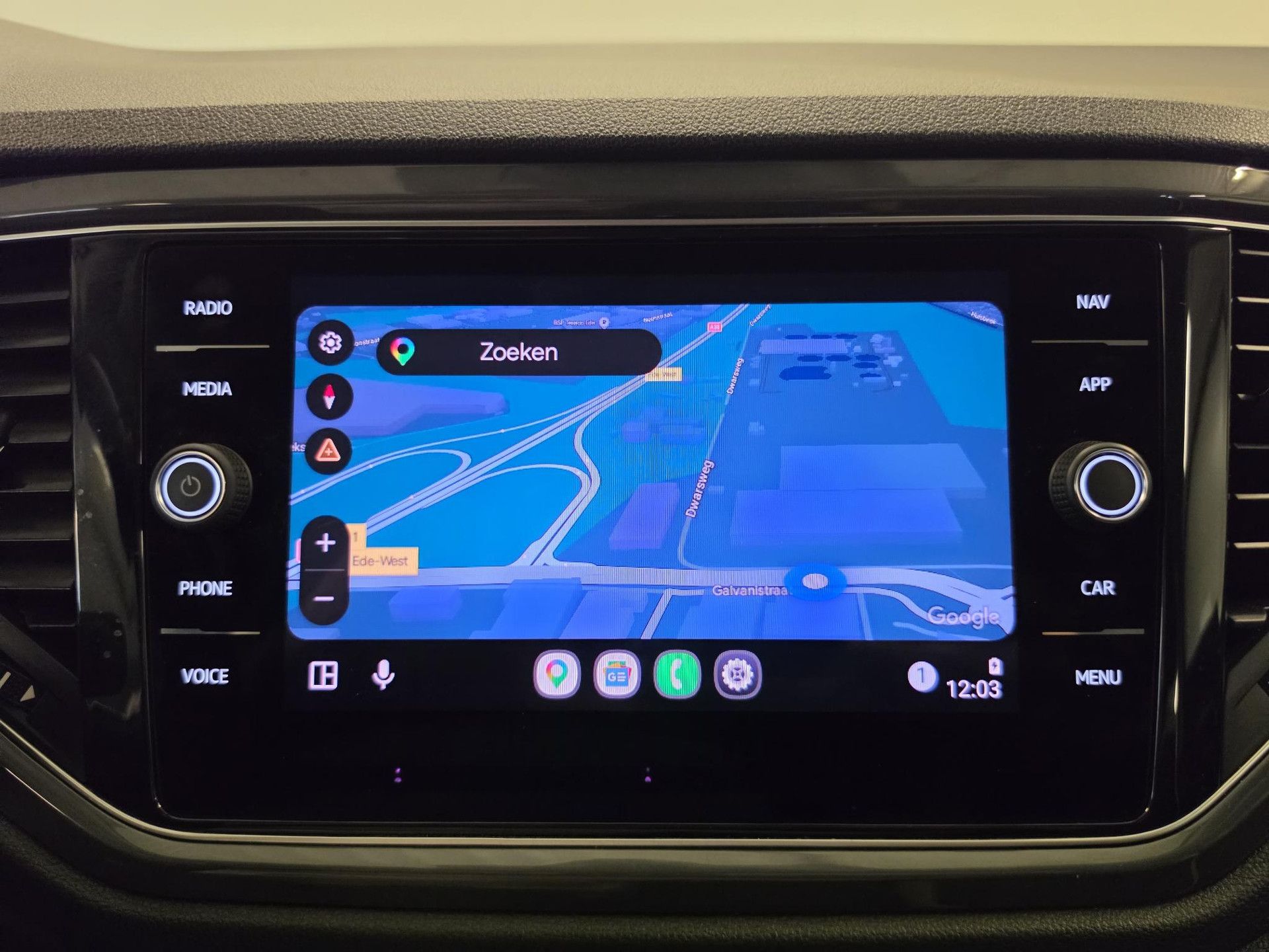 Volkswagen T-Roc met kenteken KKZ-40-P – interieur