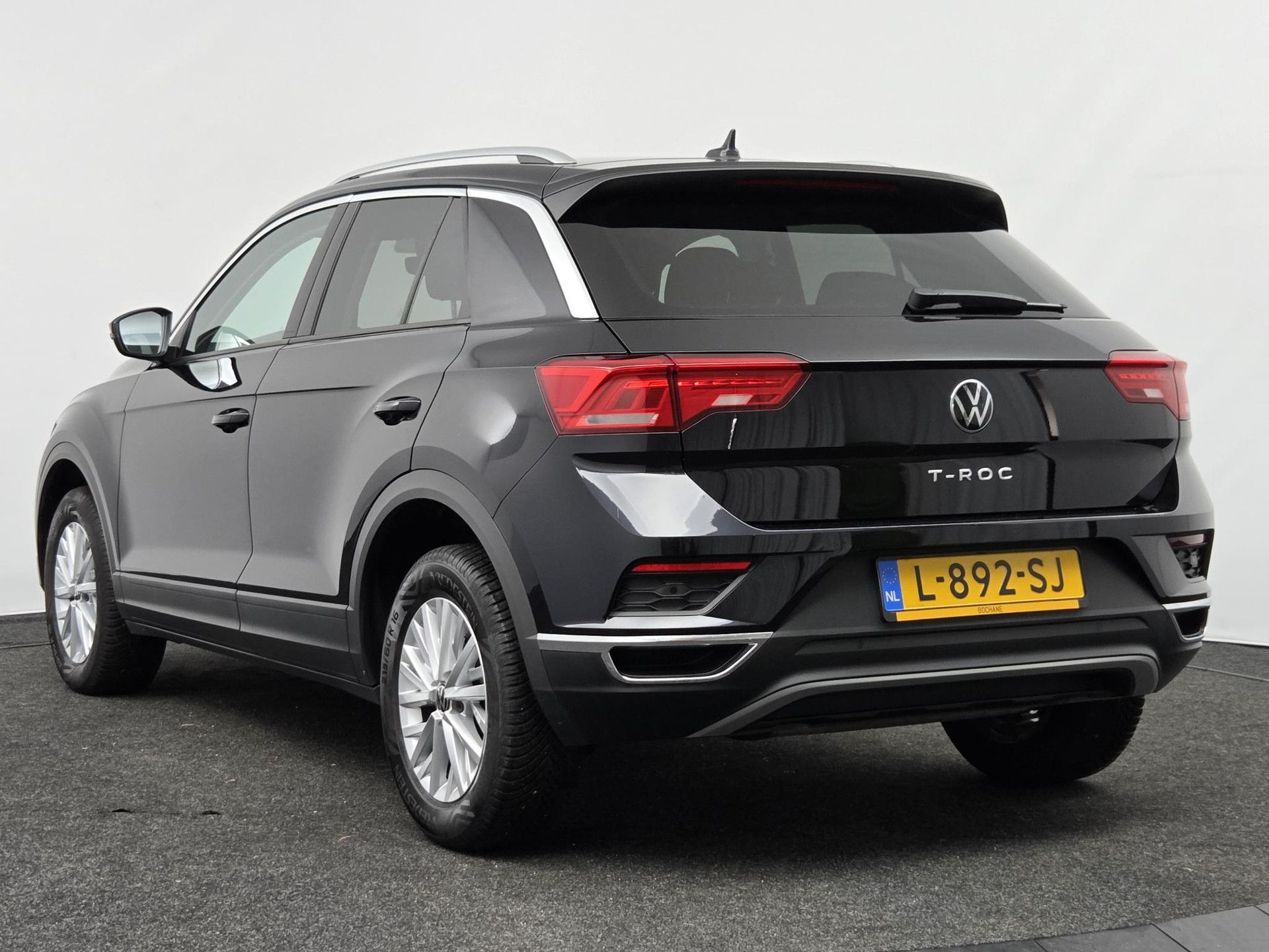 Volkswagen T-Roc met kenteken L-892-SJ – achteraanzicht