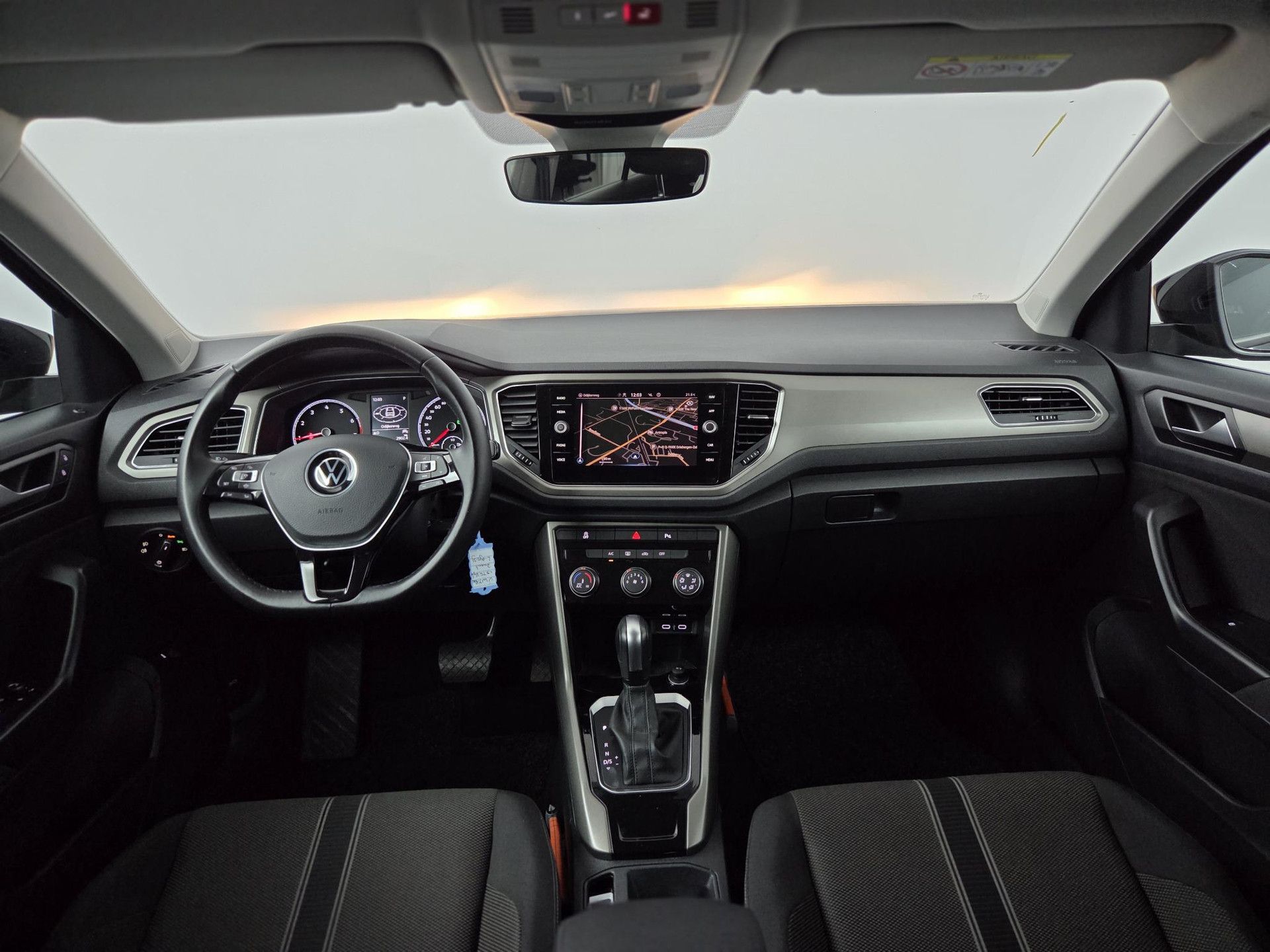Volkswagen T-Roc met kenteken L-892-SJ – interieur