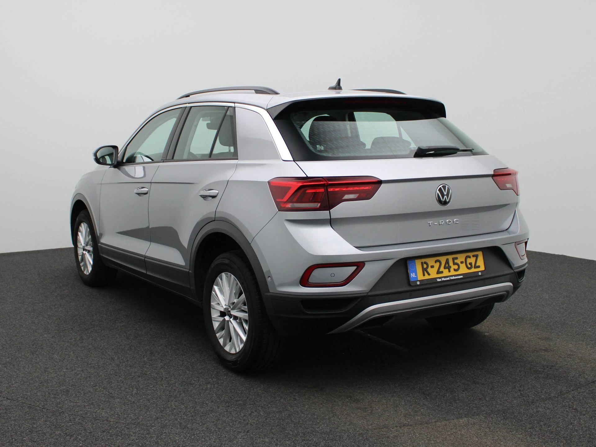 Volkswagen T-Roc met kenteken R-245-GZ – autofoto 3