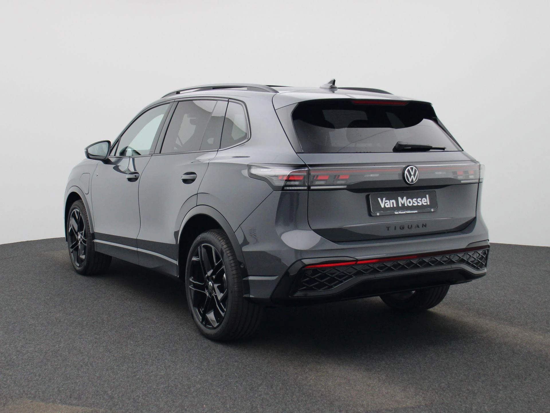 Volkswagen Tiguan met kenteken 16100 – autofoto 3