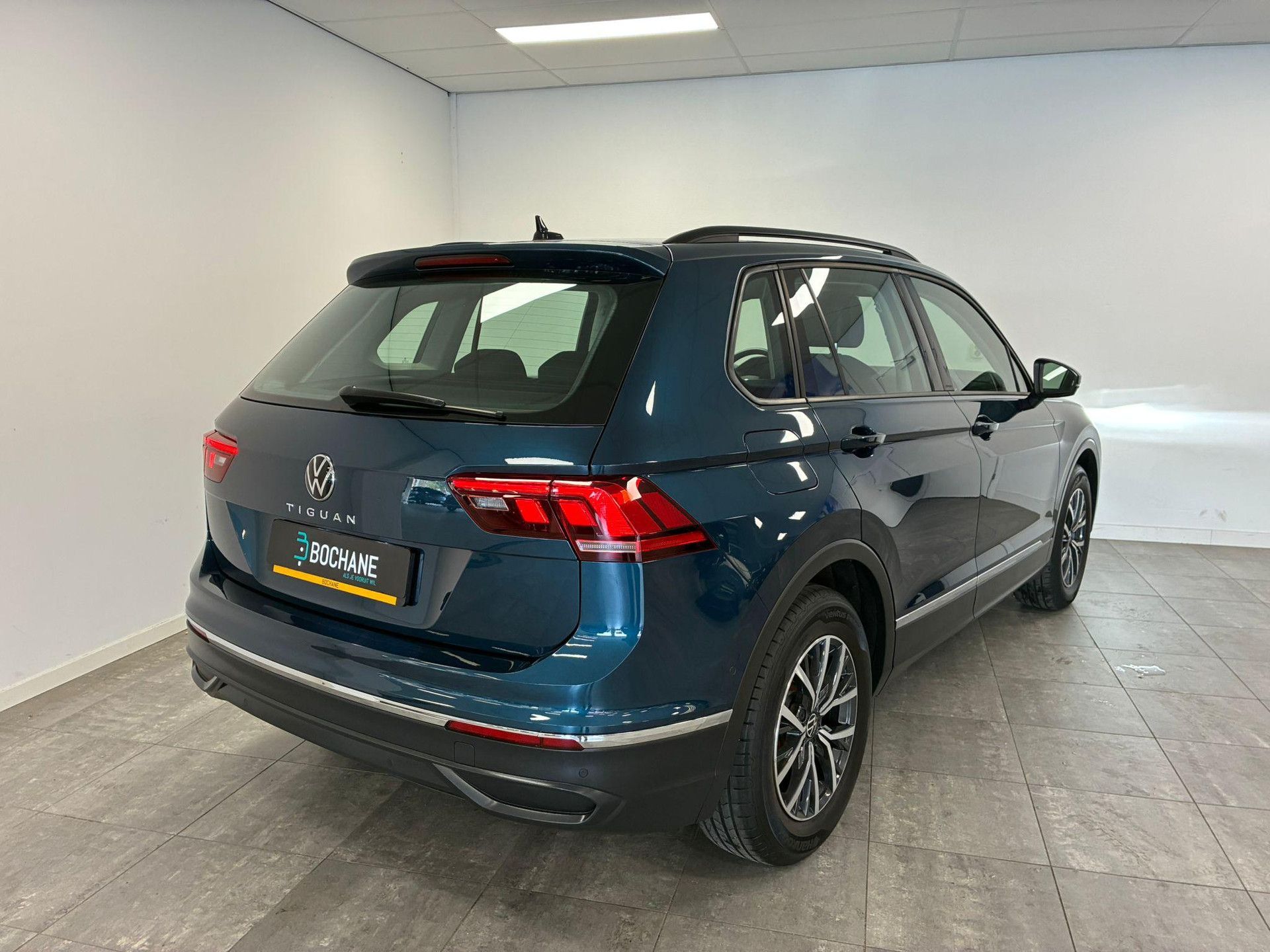 Volkswagen Tiguan met kenteken HNR-83-K – achteraanzicht