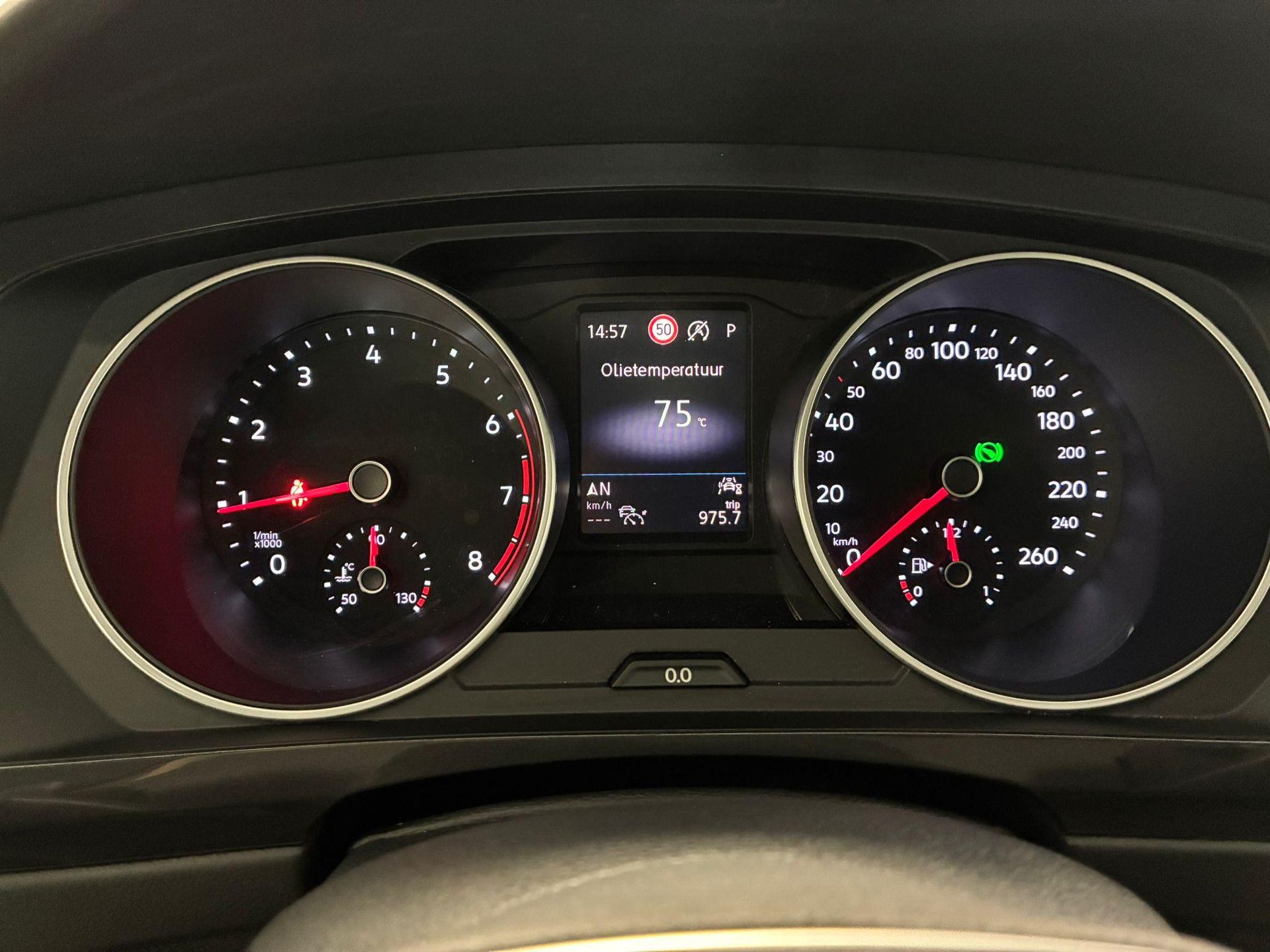 Volkswagen Tiguan met kenteken HNR-83-K – dashboard