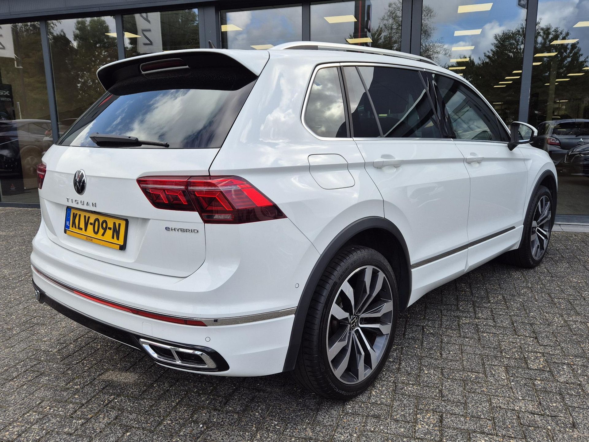 Volkswagen Tiguan met kenteken KLV-09-N – achteraanzicht