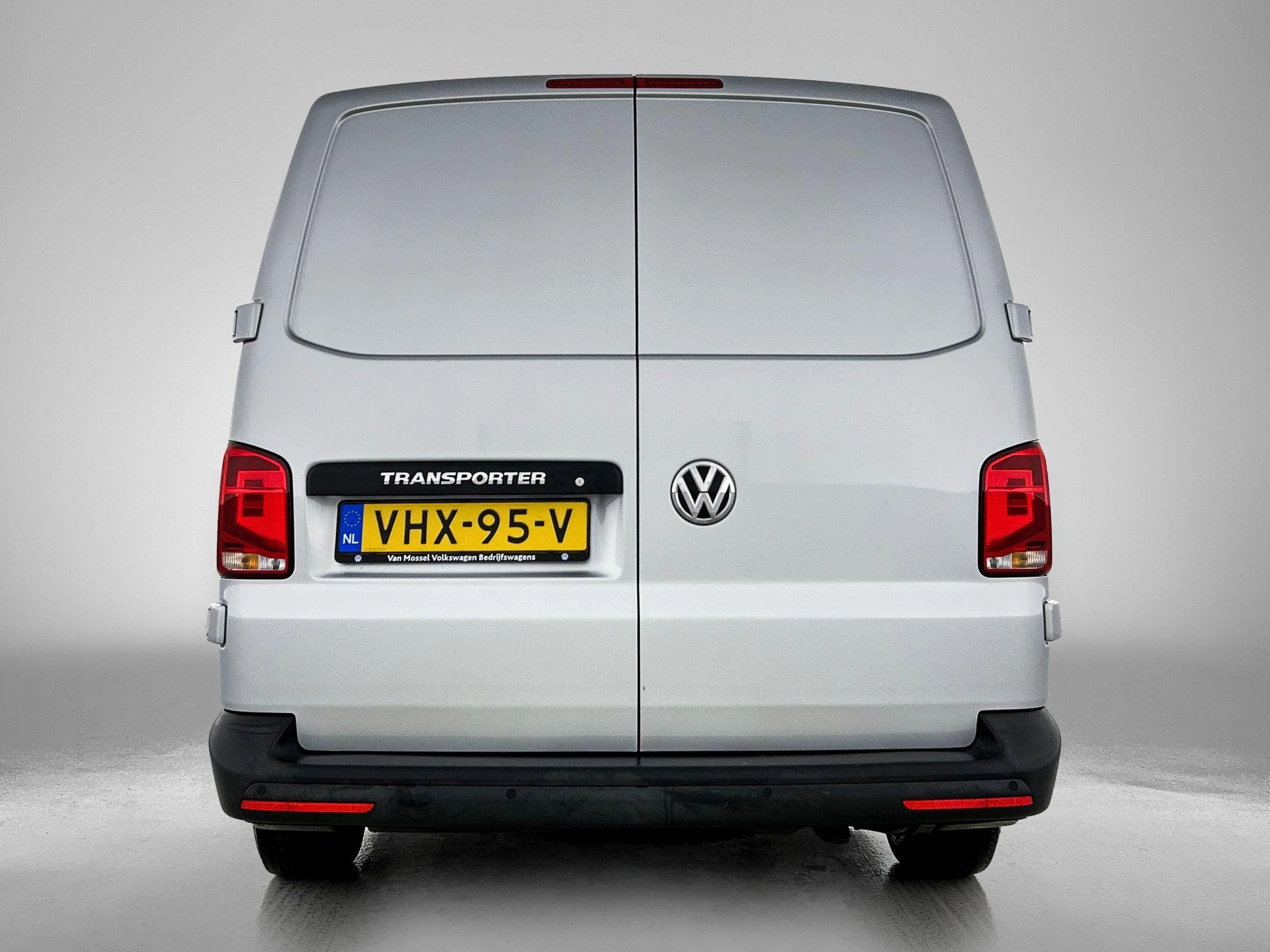 Volkswagen Transporter met kenteken 56100 – autofoto 5
