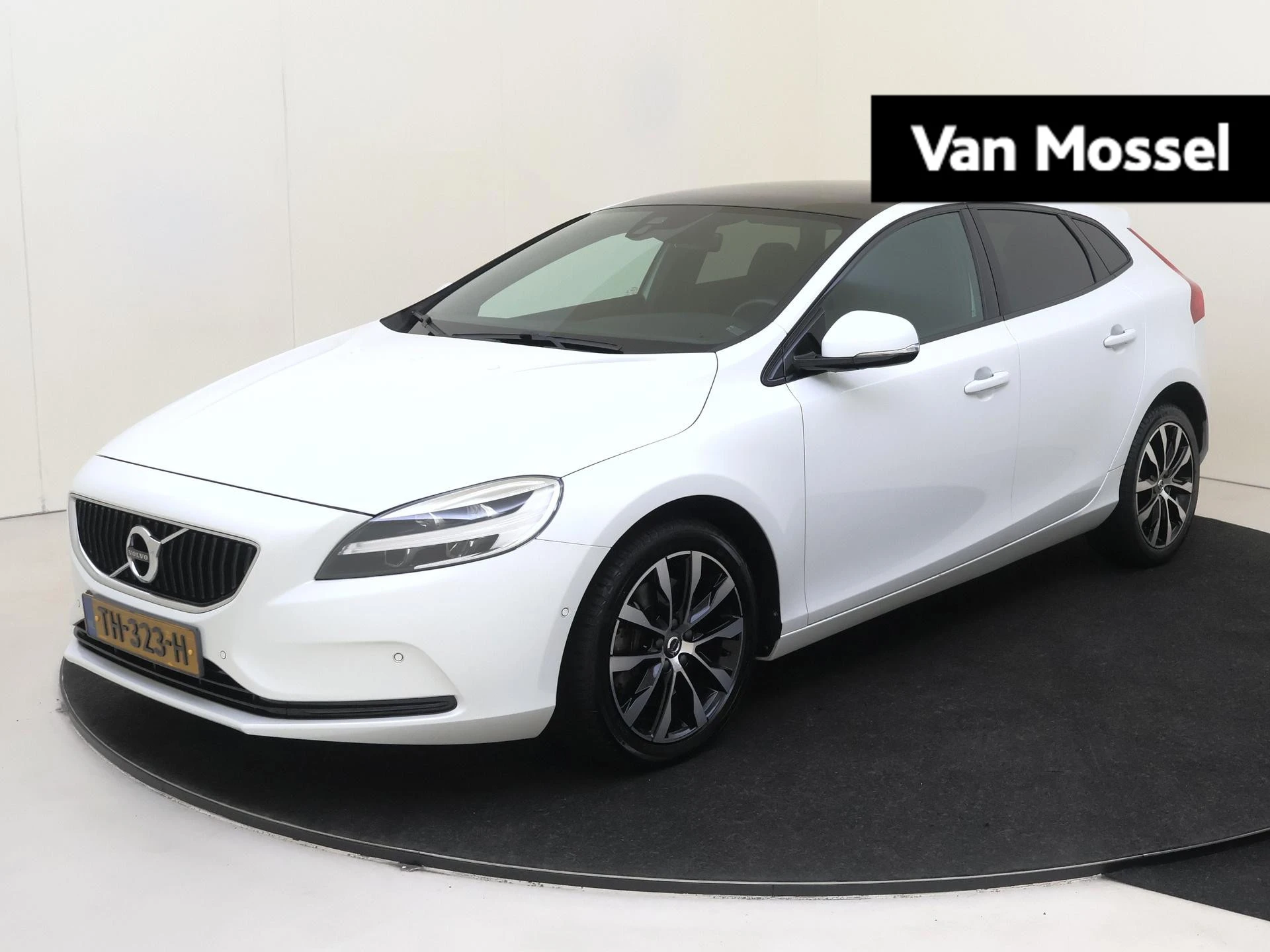 Volvo V40 met kenteken 57100 – autofoto 2
