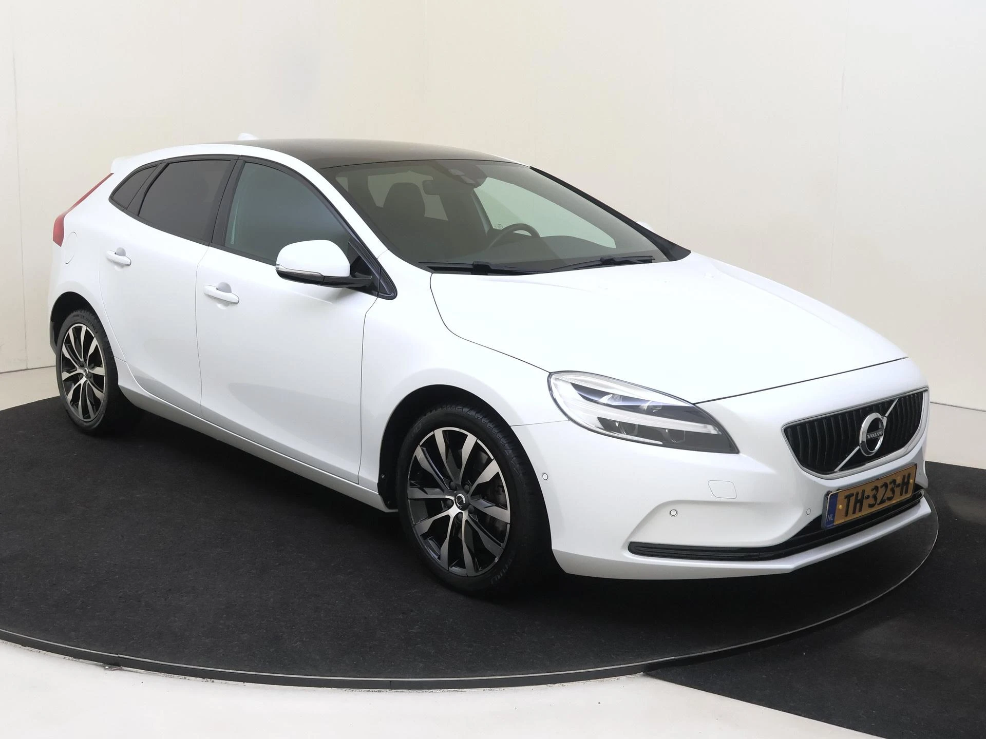 Volvo V40 met kenteken 57100 – autofoto 3