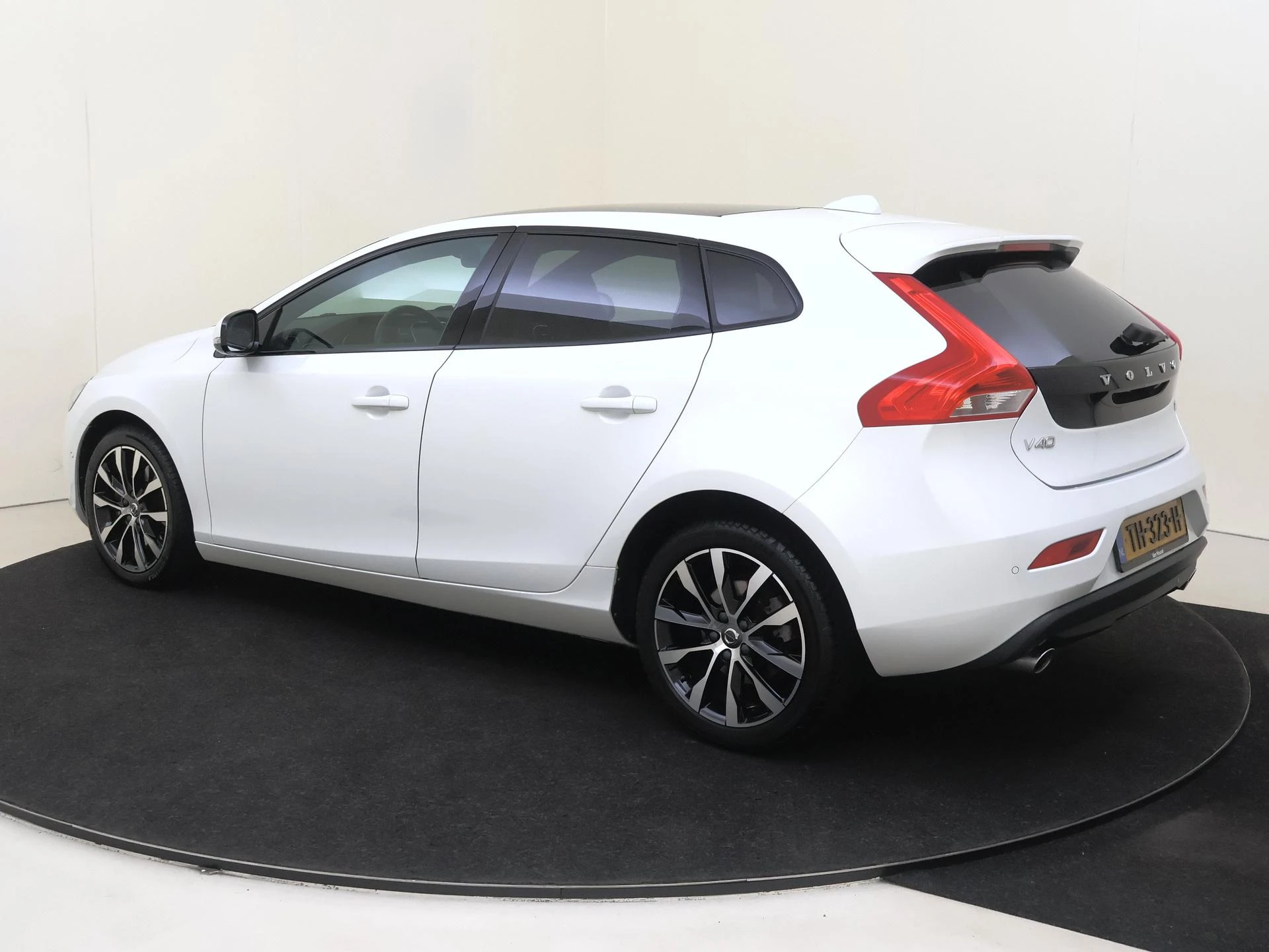 Volvo V40 met kenteken 57100 – autofoto 4