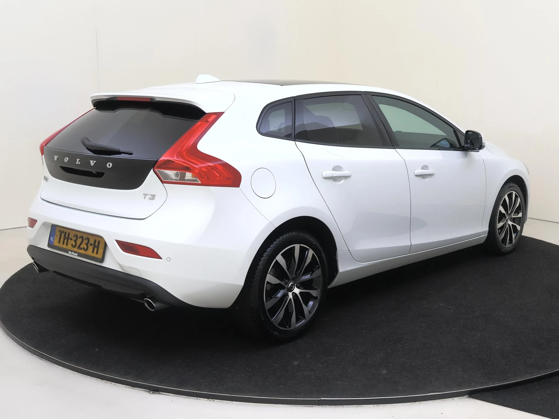Volvo V40 met kenteken 57100 – autofoto 5