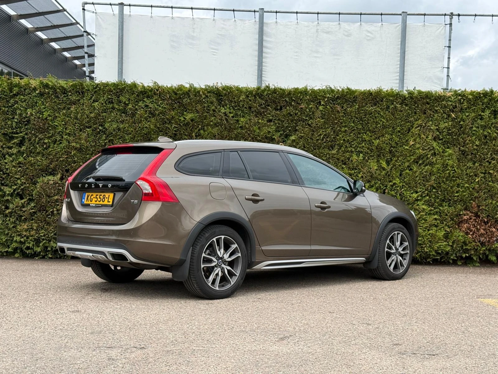 Volvo V60 met kenteken 66100 – autofoto 4