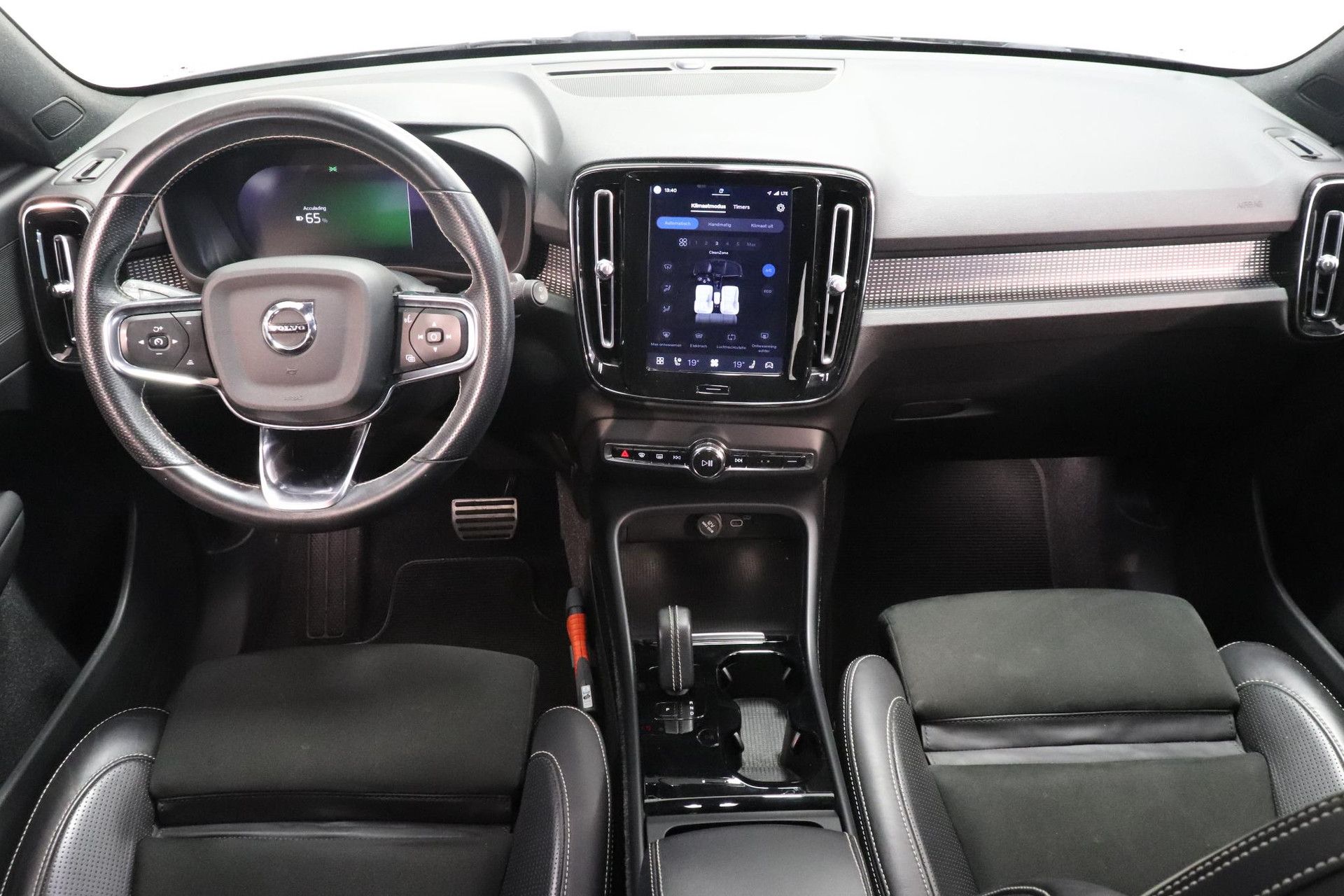 Volvo XC40 met kenteken L-359-RF – interieur