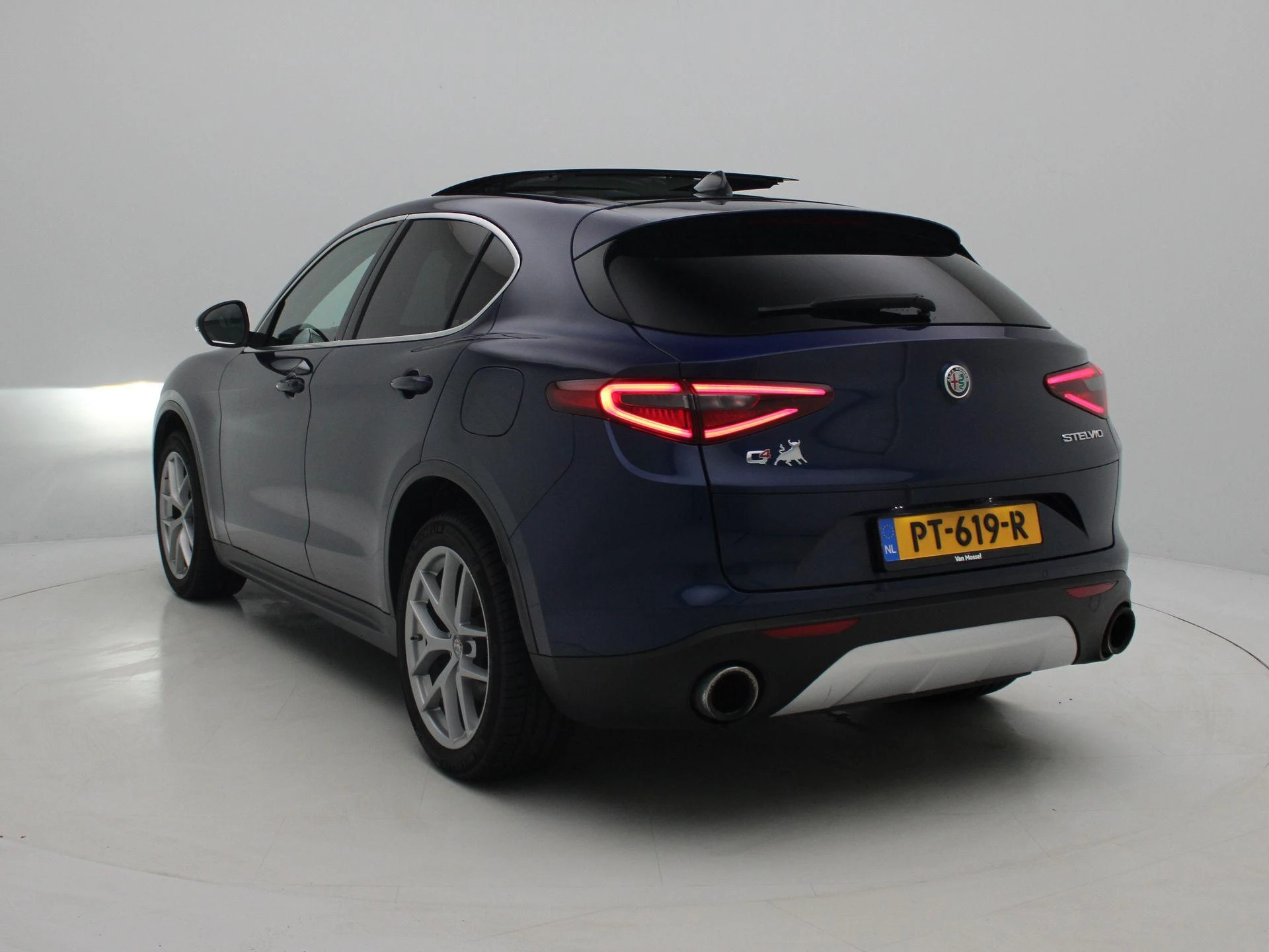 Alfa Romeo RomeoStelvio met kenteken 70100 – autofoto 3