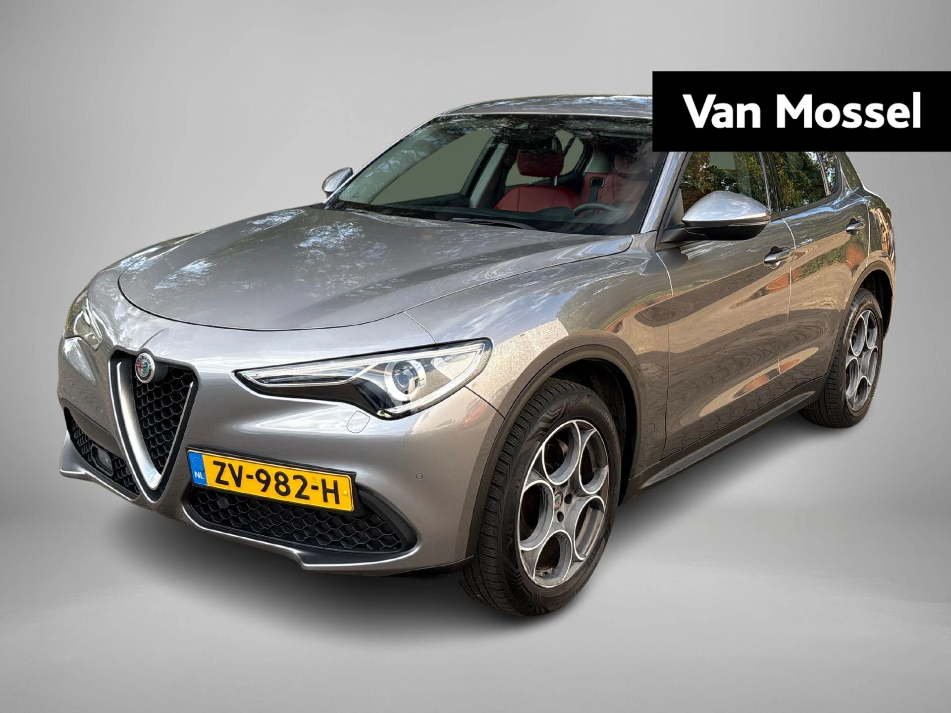 Alfa Romeo RomeoStelvio met kenteken 70100 – autofoto 2