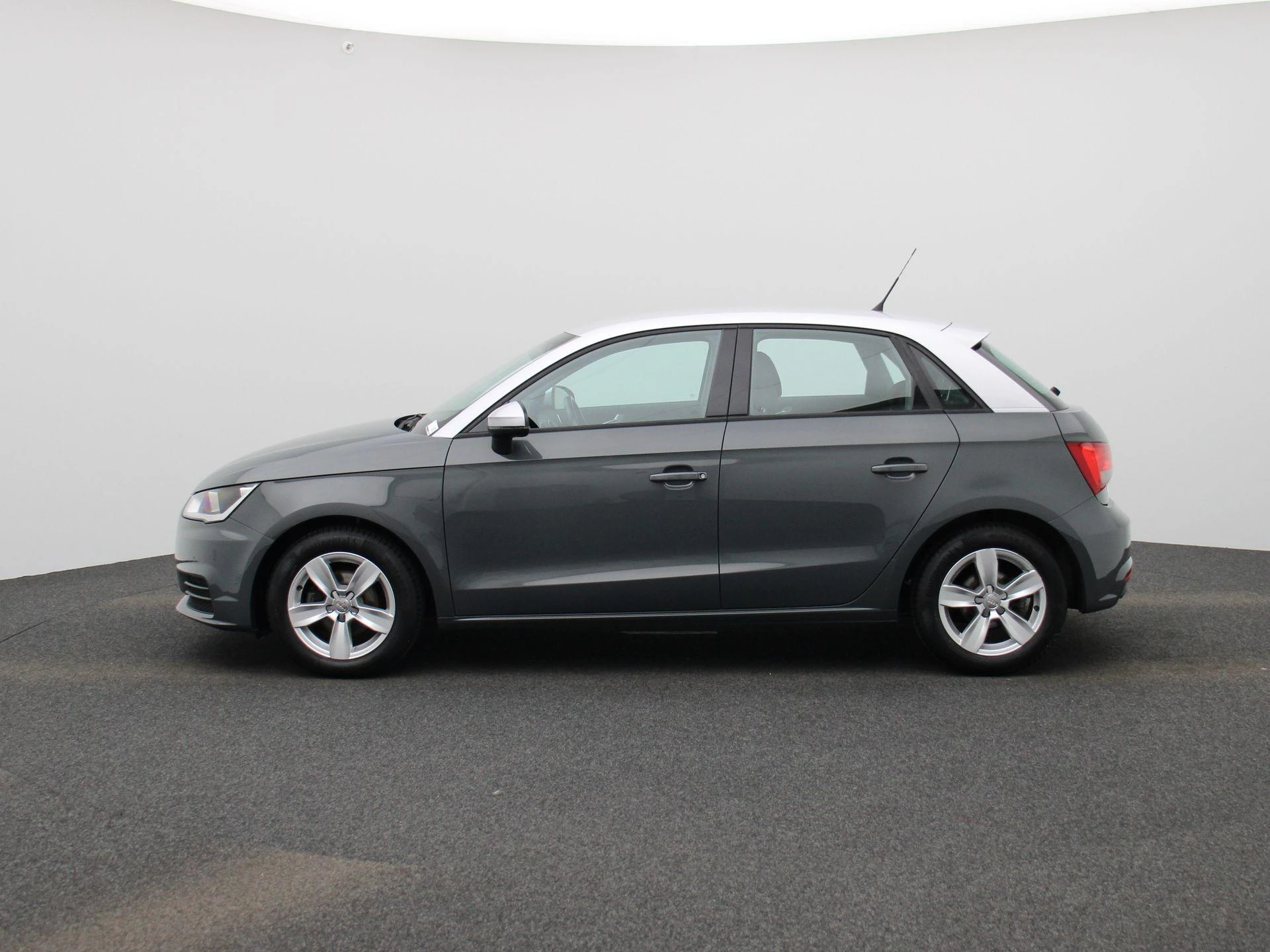 Audi A1 Sportback met kenteken 42100 – autofoto 5