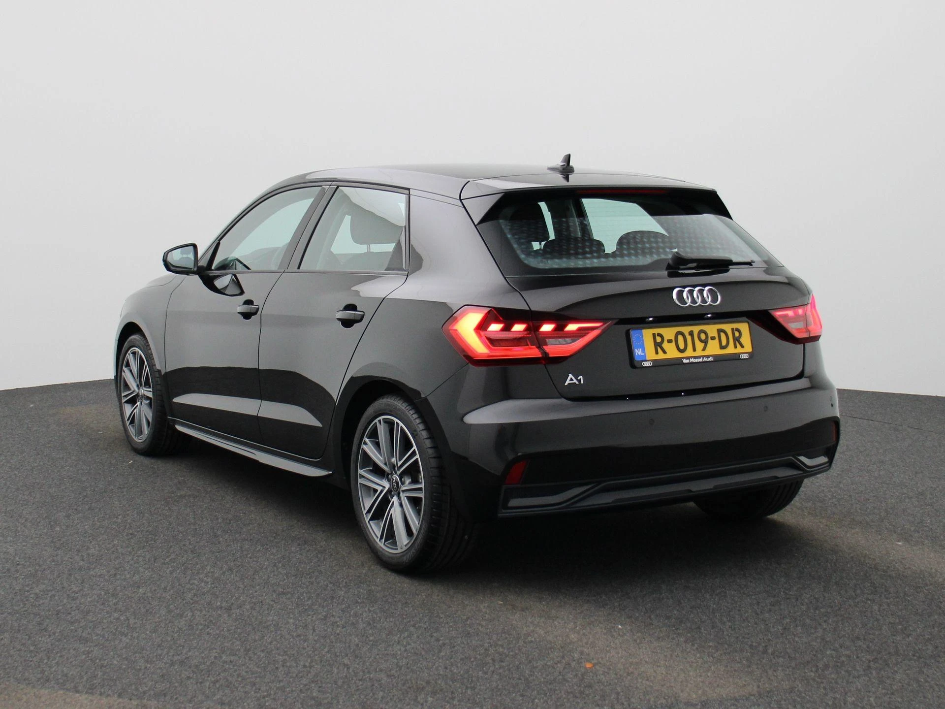 Audi A1 Sportback met kenteken R-019-DR – autofoto 3
