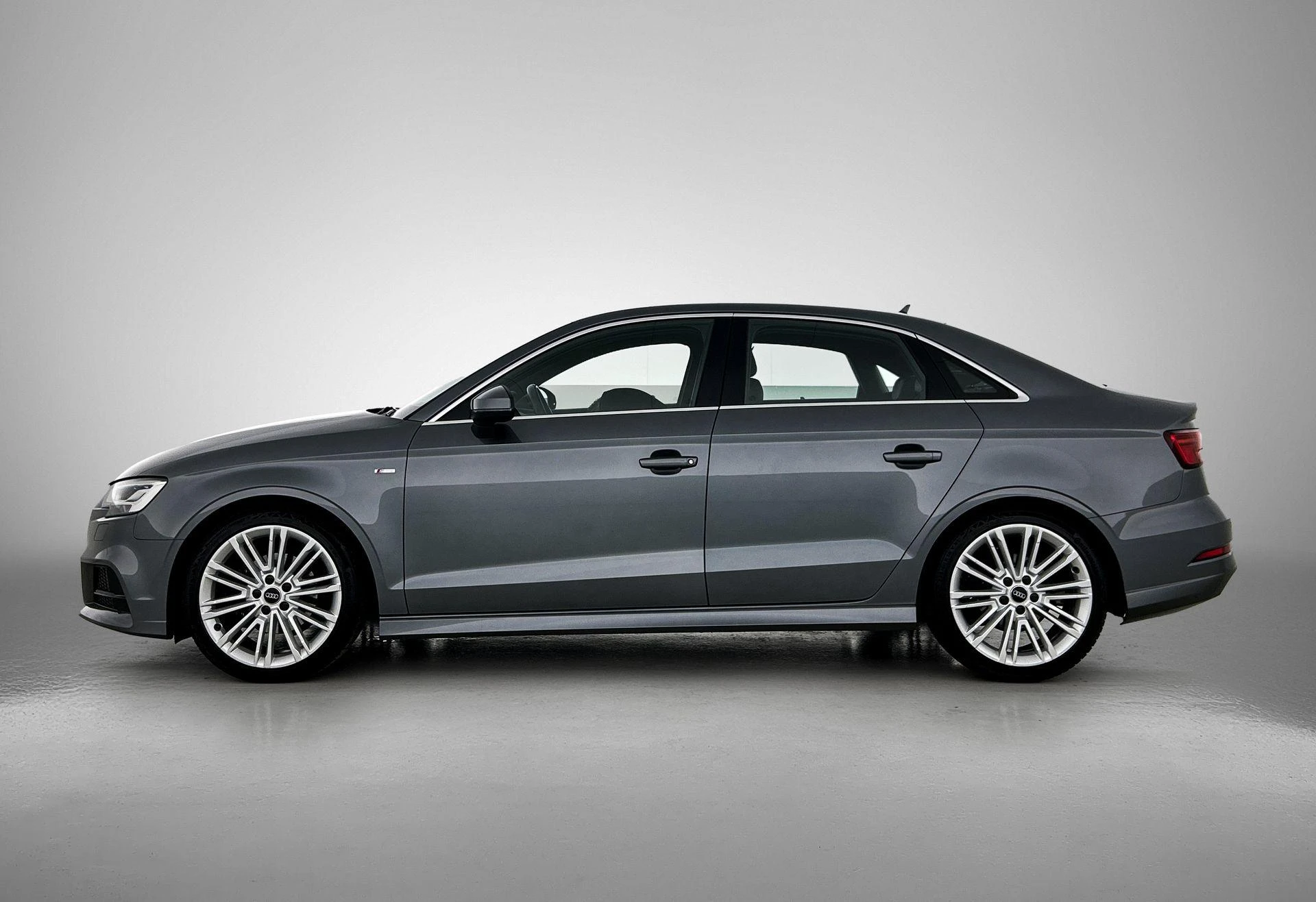 Audi A3 met kenteken 46100 – autofoto 4