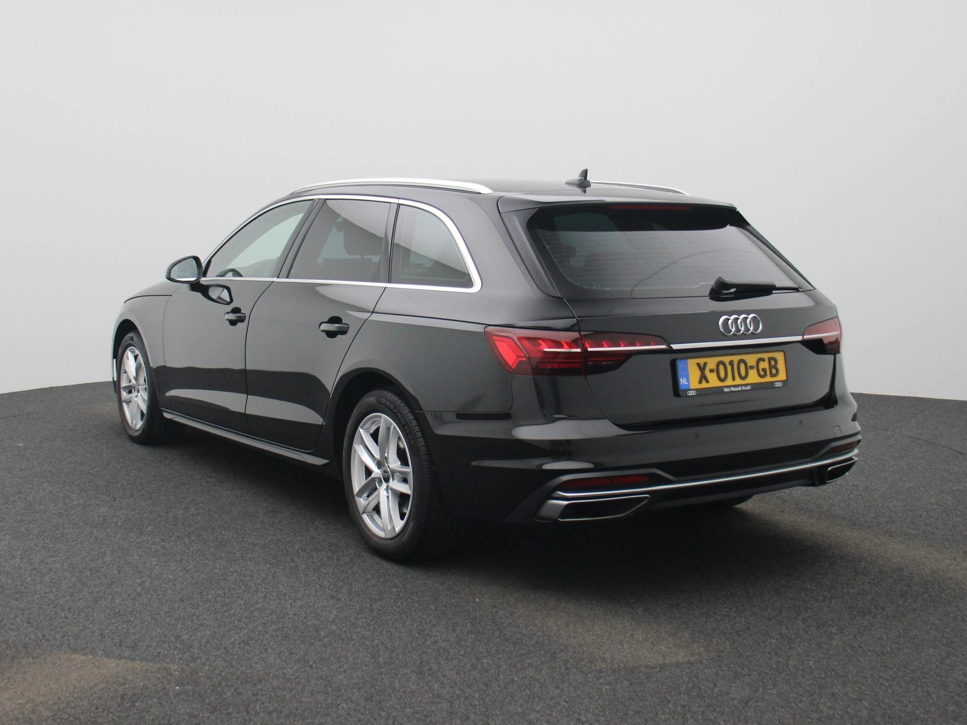 Audi A4 met kenteken X-010-GB – autofoto 3